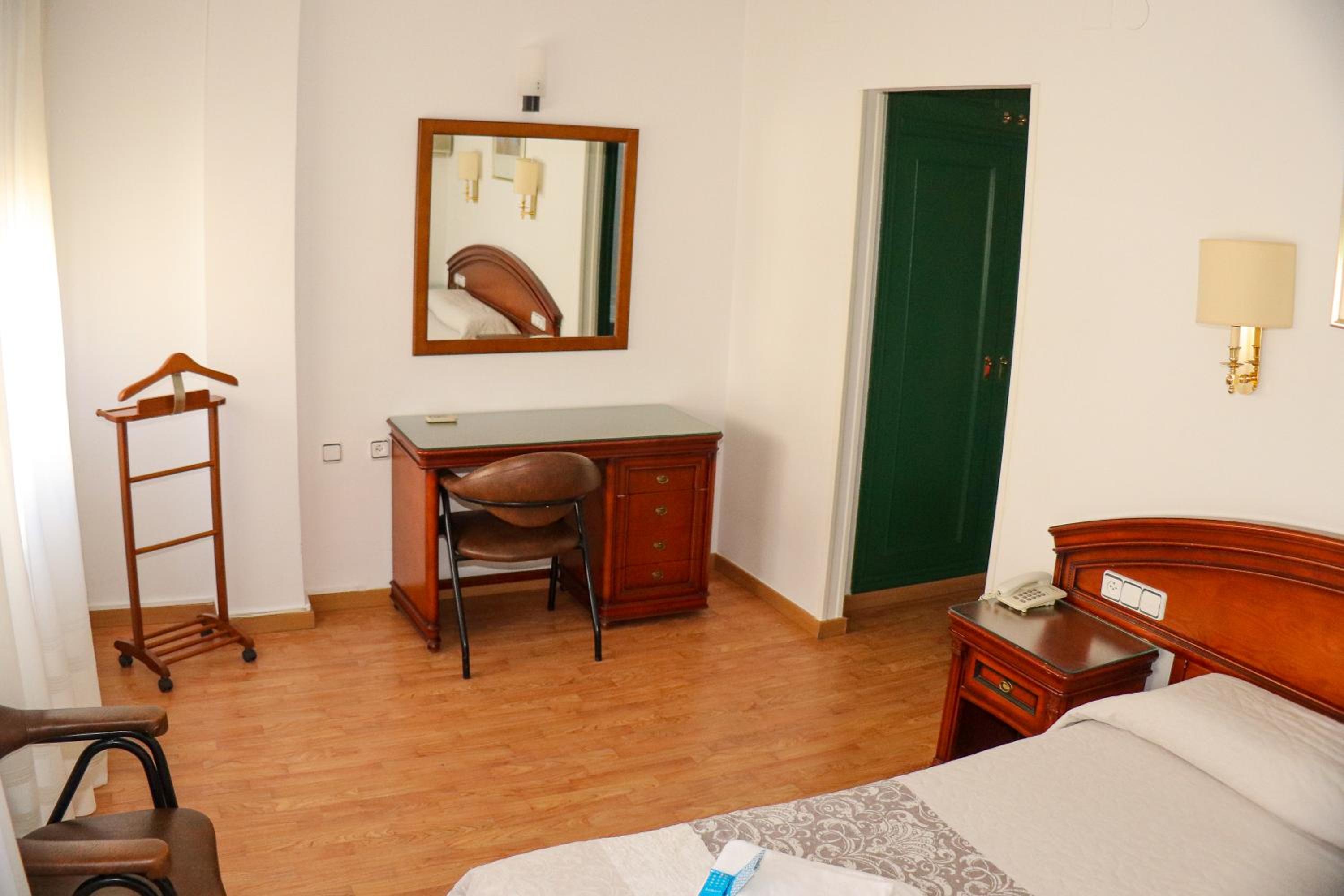 Double or Twin Room - Photo 4