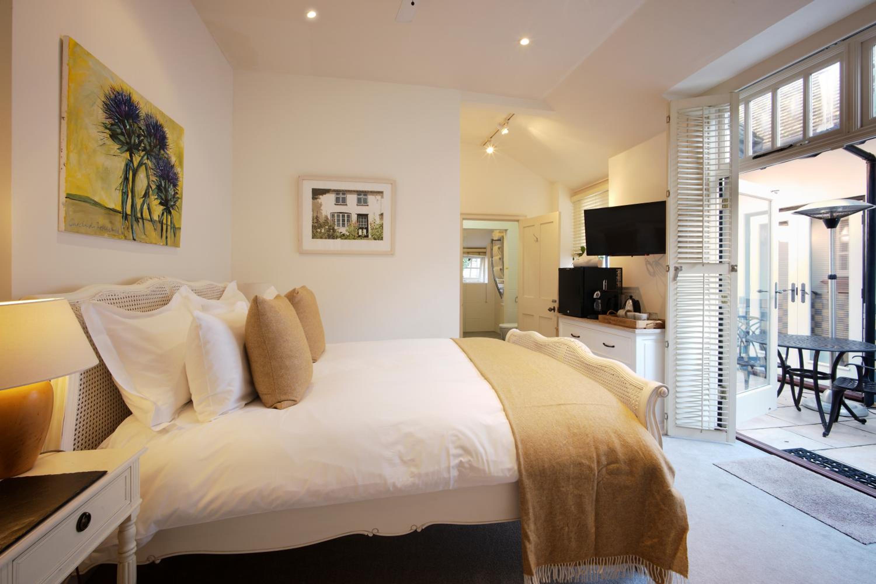 Deluxe Double Room (2 Adults + 1 Child)