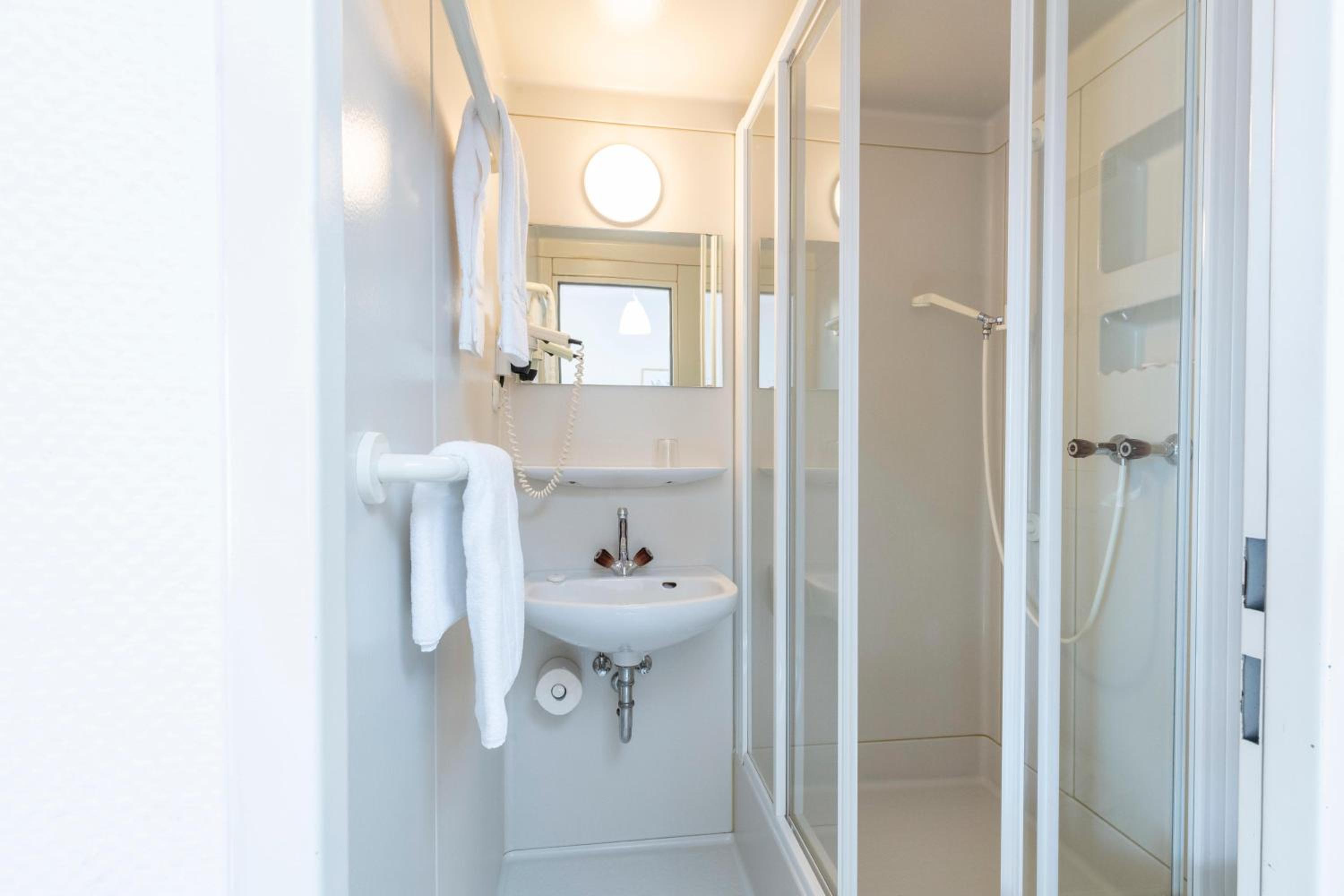 Deluxe Double Room with Balcony - Photo 4