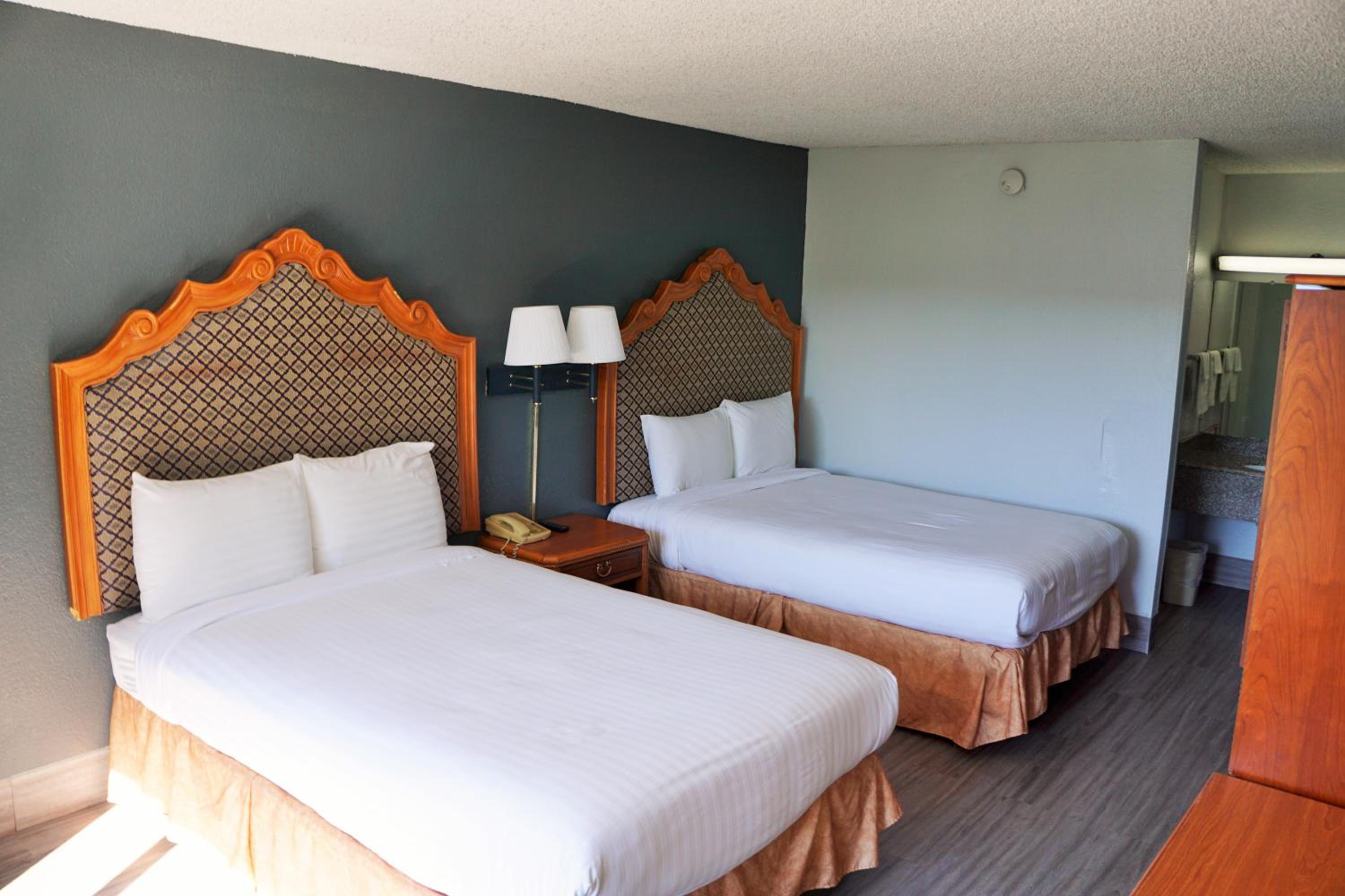 Double Room with Two Double Beds - Photo 5