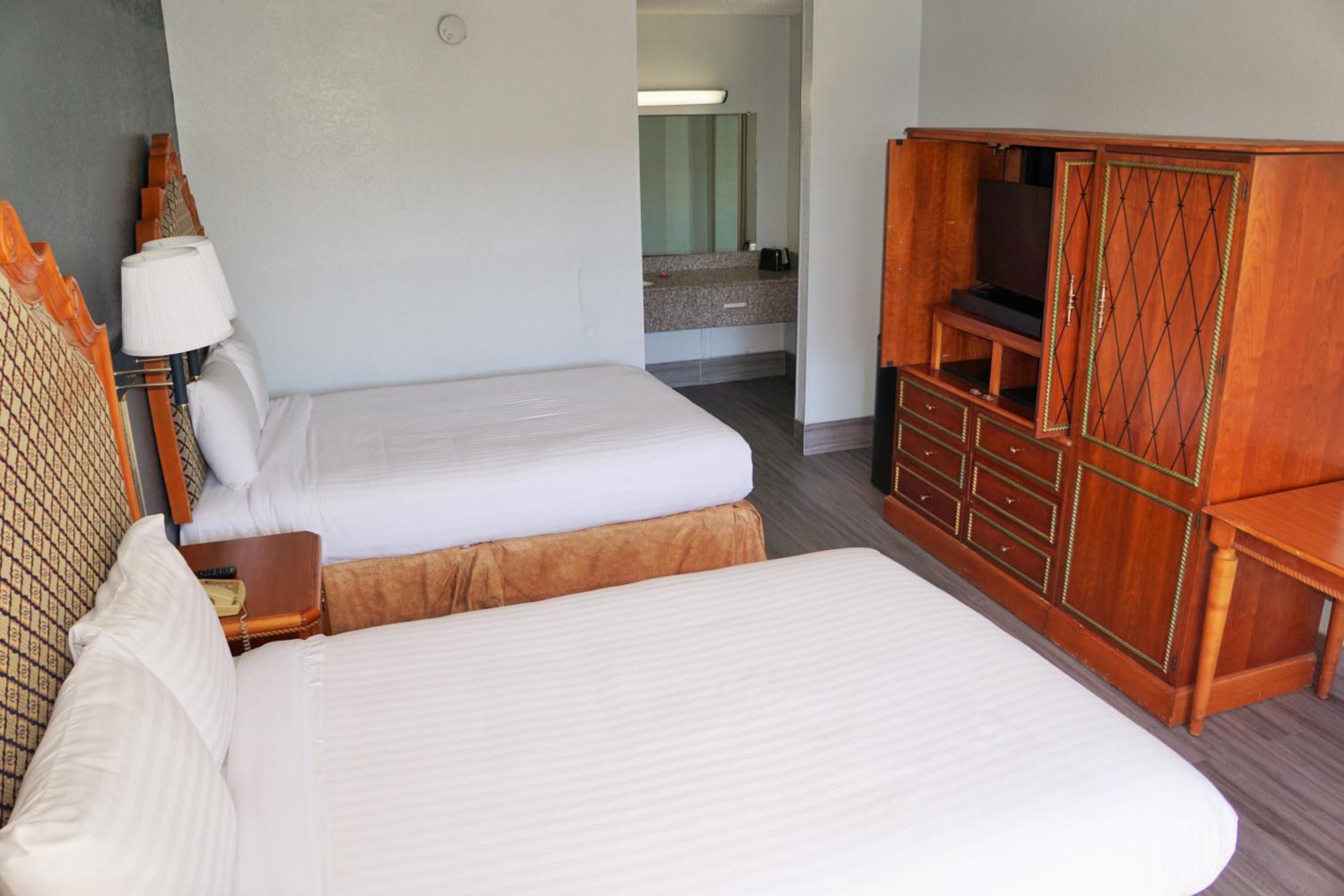 Double Room with Two Double Beds Smoking - Photo 2
