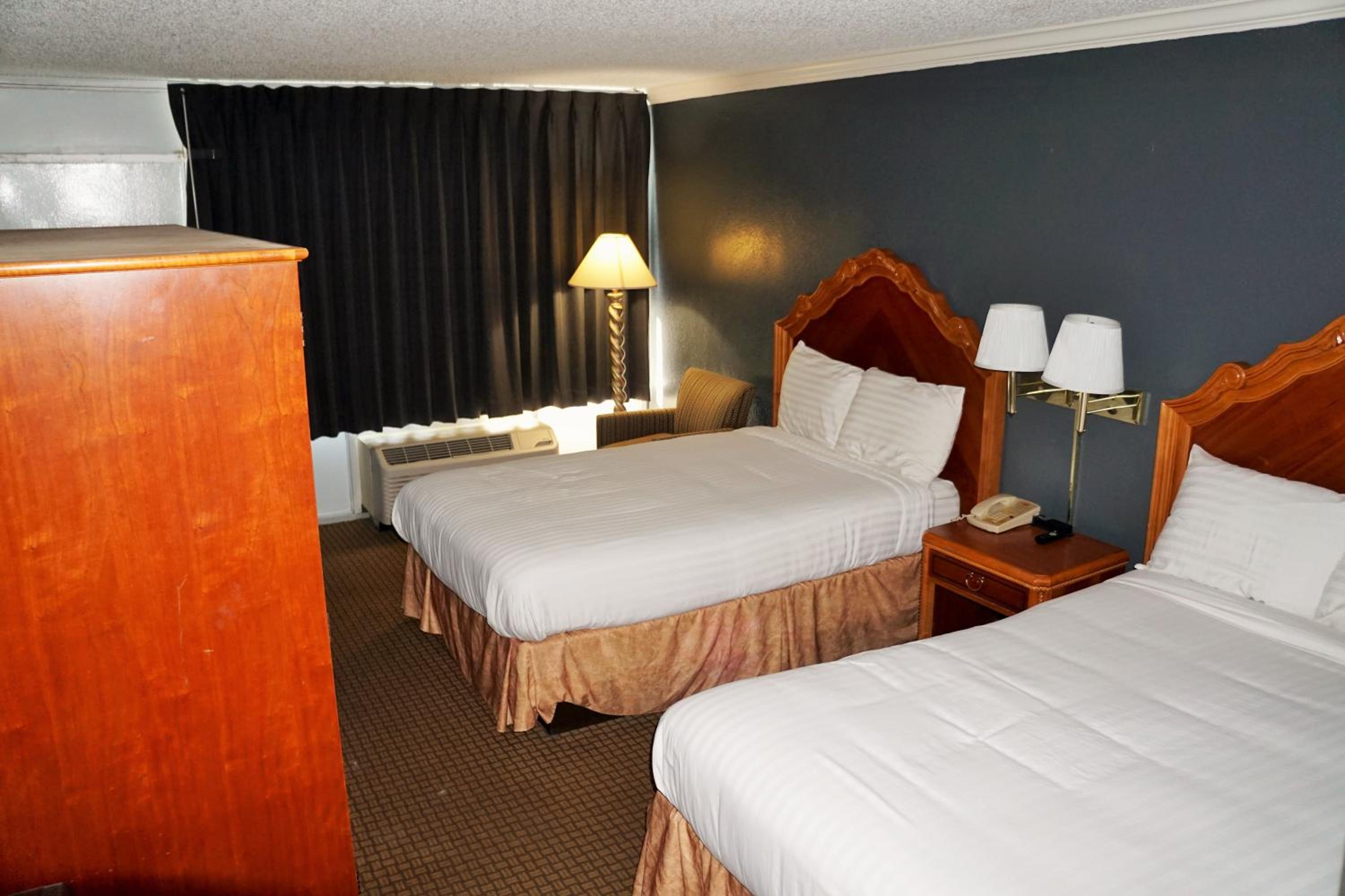 Double Room with Two Double Beds Smoking - Photo 1
