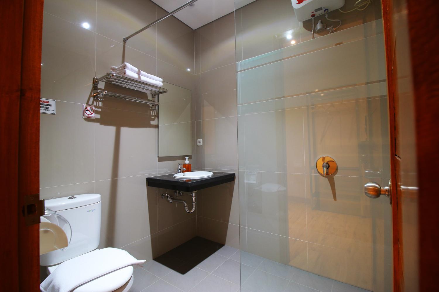 Deluxe King Room - Photo 7