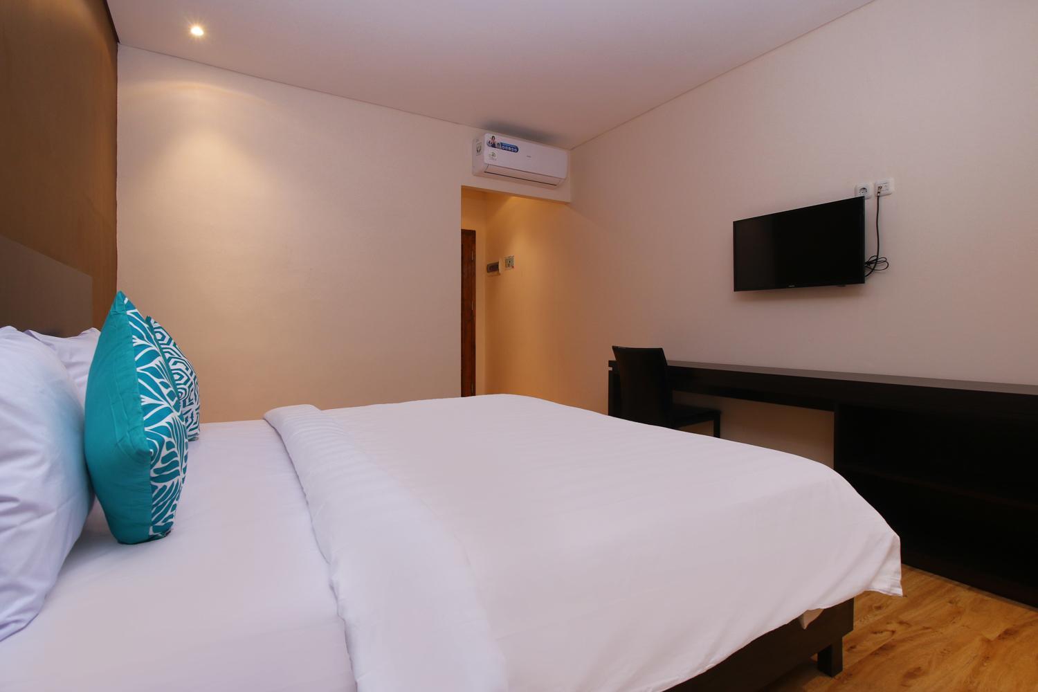 Deluxe King Room - Photo 11