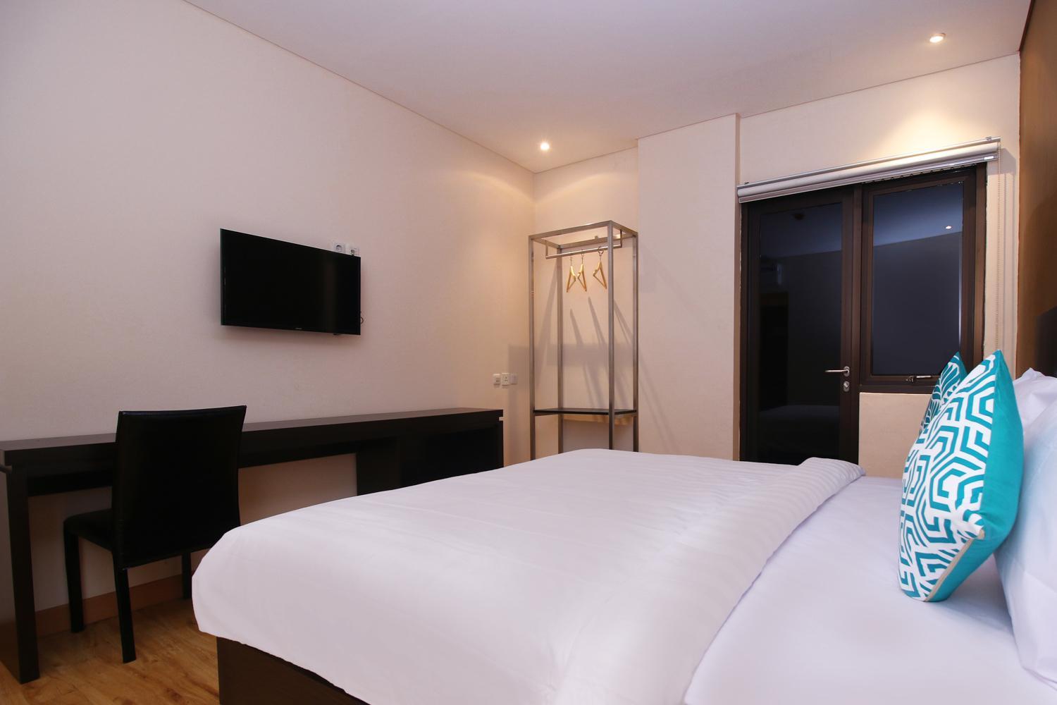 Deluxe King Room - Photo 10