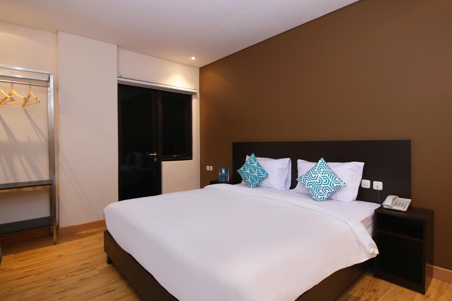 Deluxe King Room - Photo 8