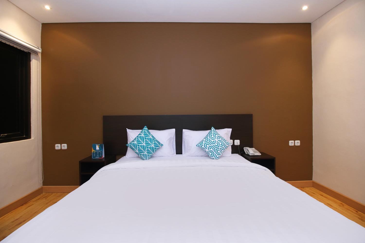 Deluxe King Room - Photo 9