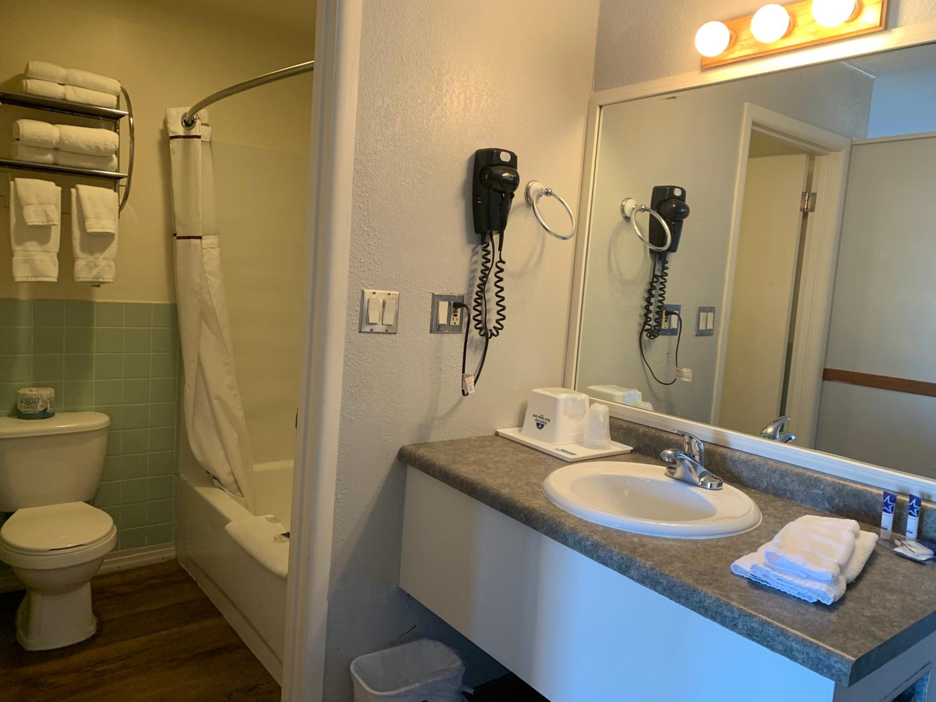 2 Queen Beds 1 Twin Bed Non-Smoking - Photo 2