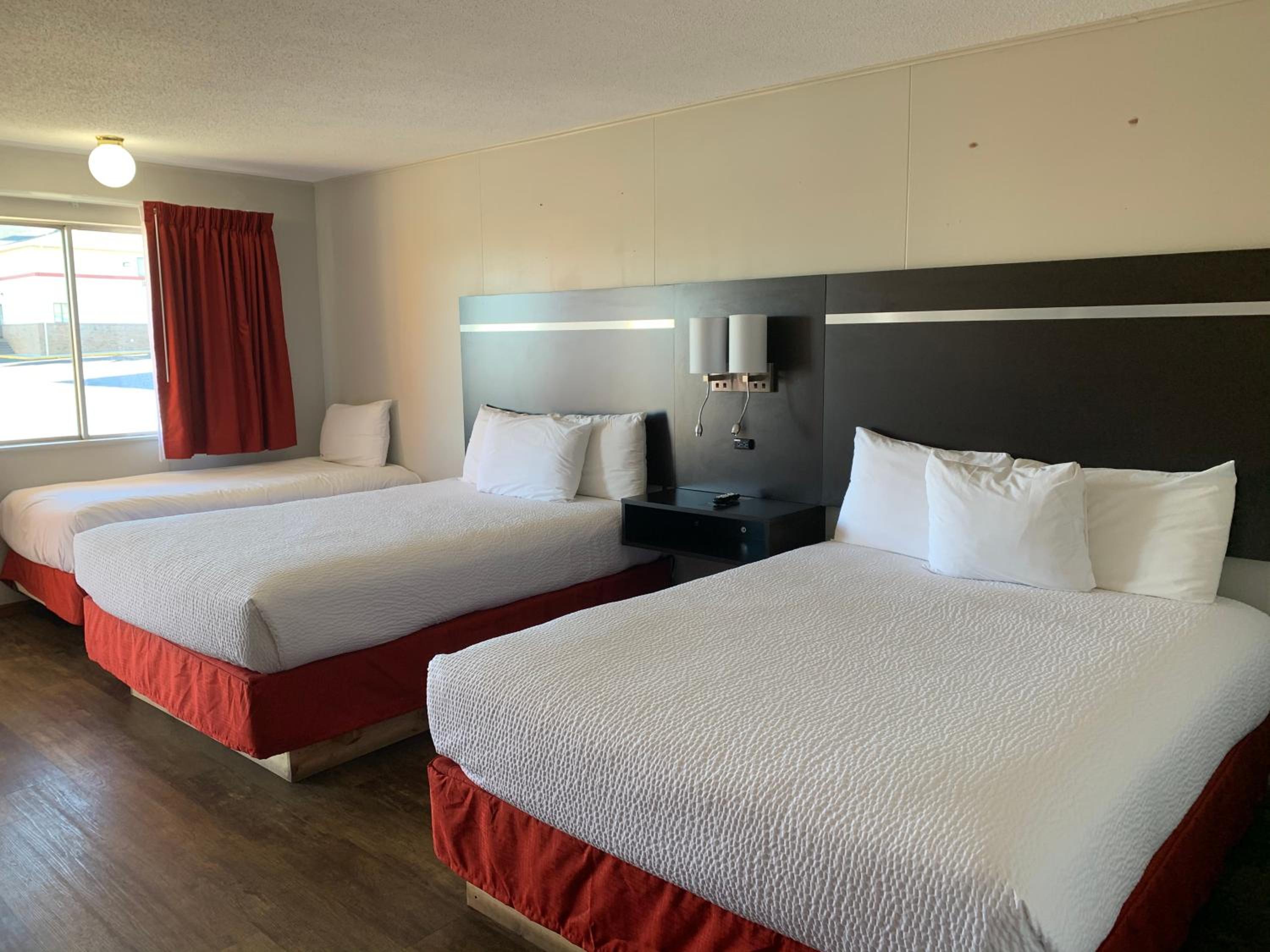 2 Queen Beds 1 Twin Bed Non-Smoking - Photo 4