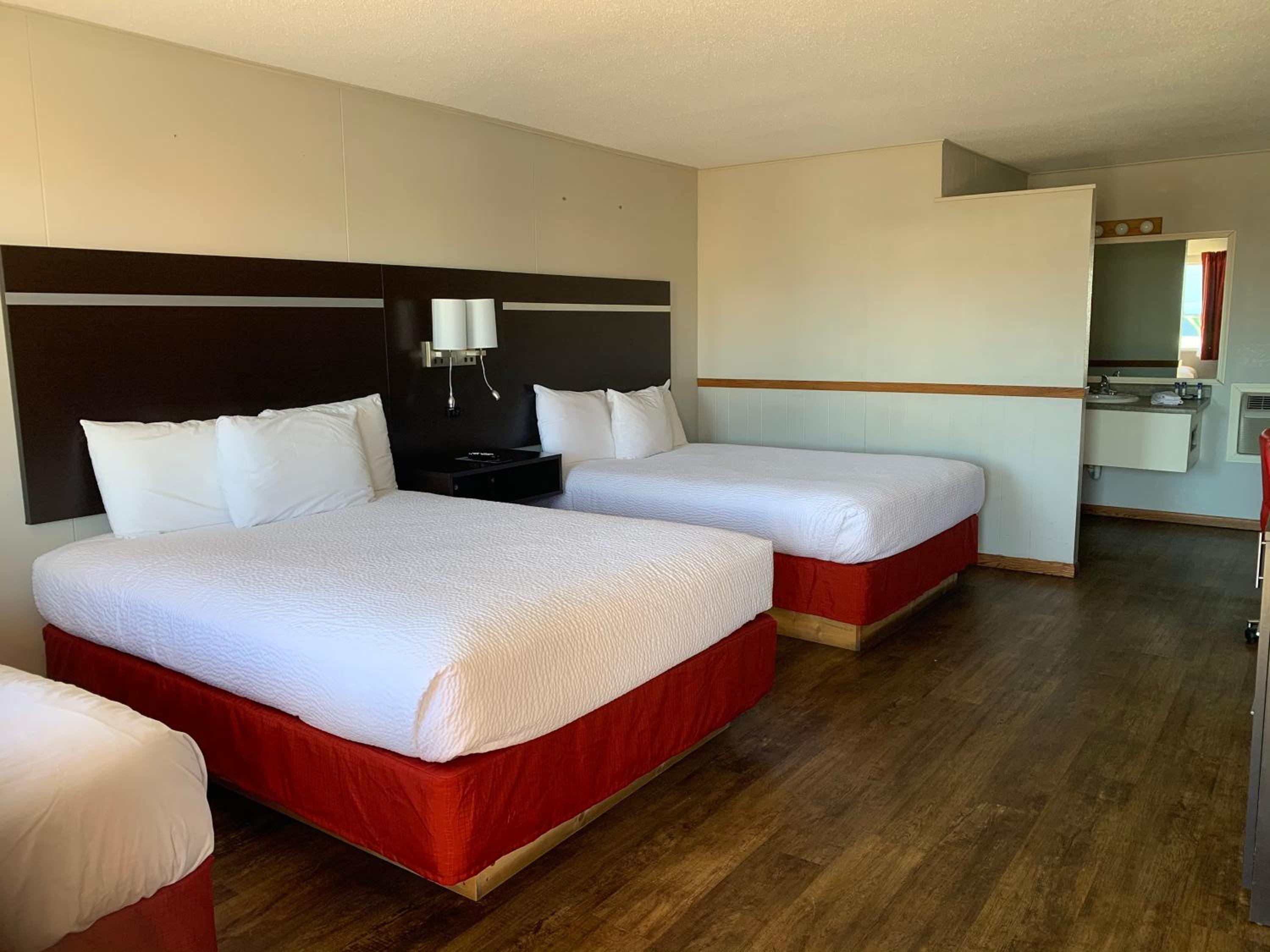 2 Queen Beds 1 Twin Bed Non-Smoking - Photo 1