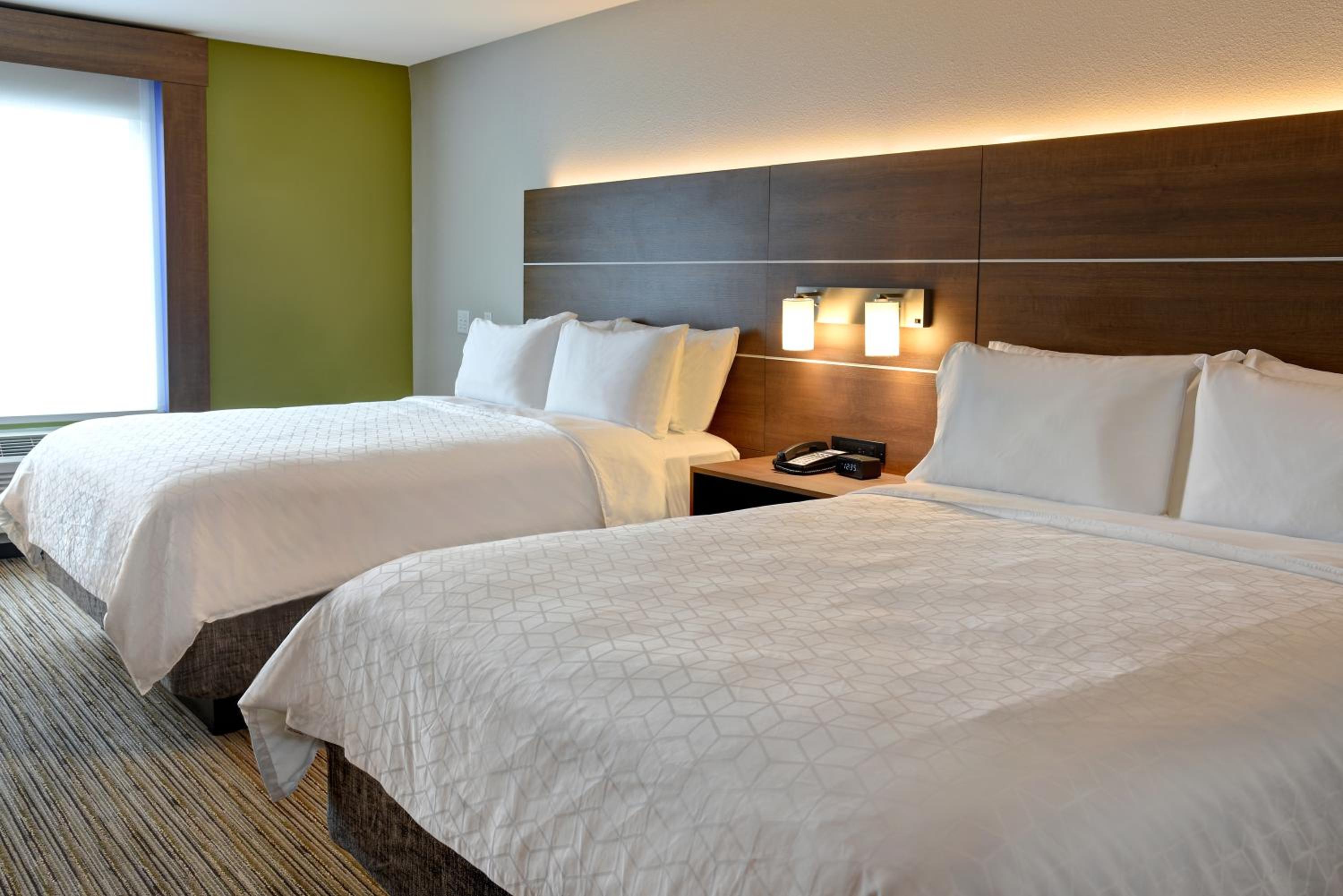 Standard Queen Room with Two Queen Beds - Photo 8