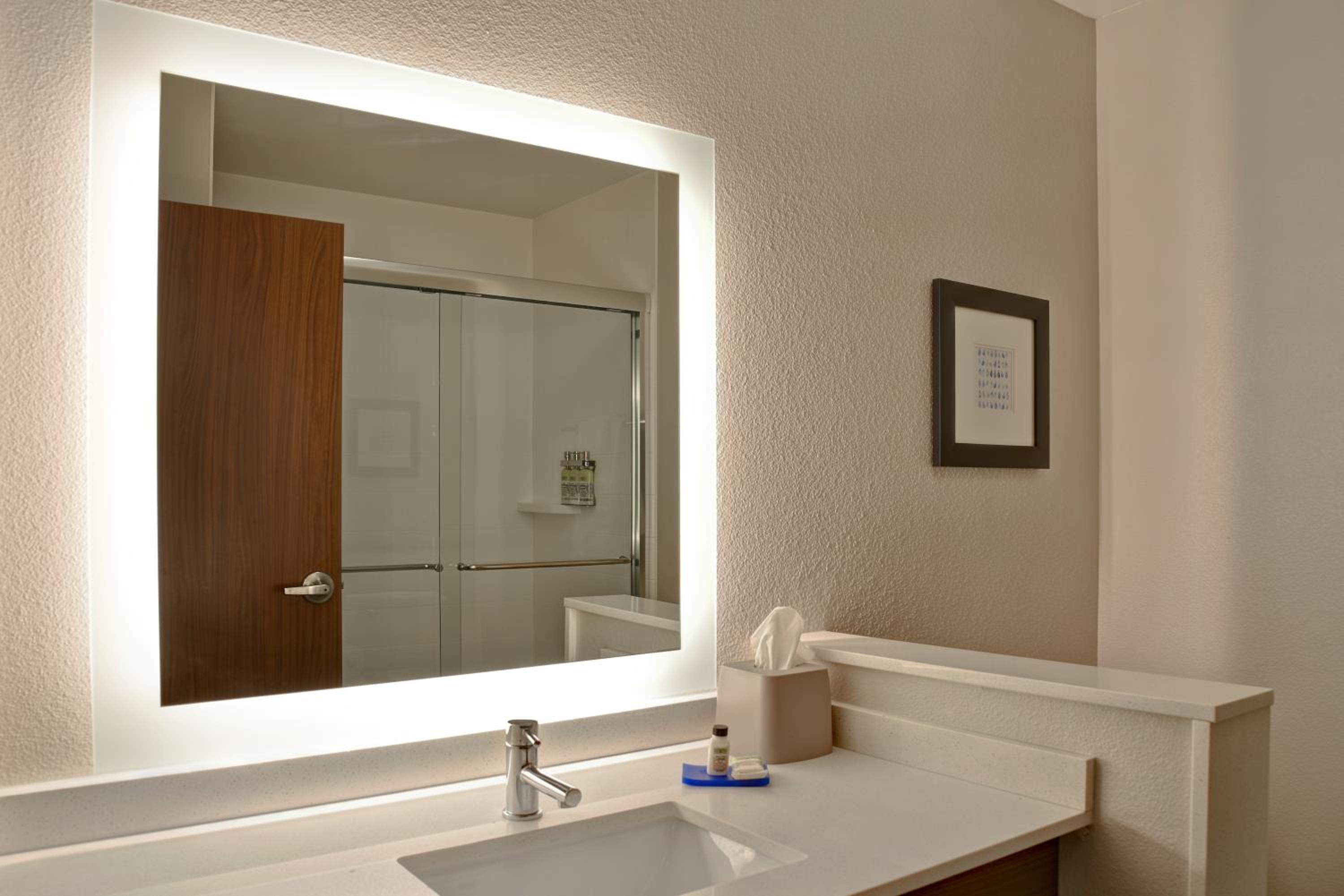 Standard King Room - Photo 5