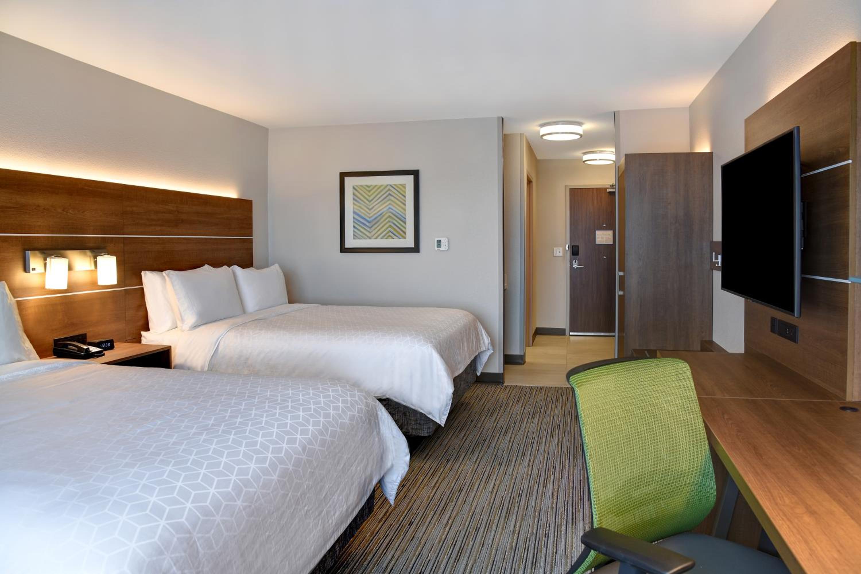 Standard Queen Room with Two Queen Beds - Photo 6