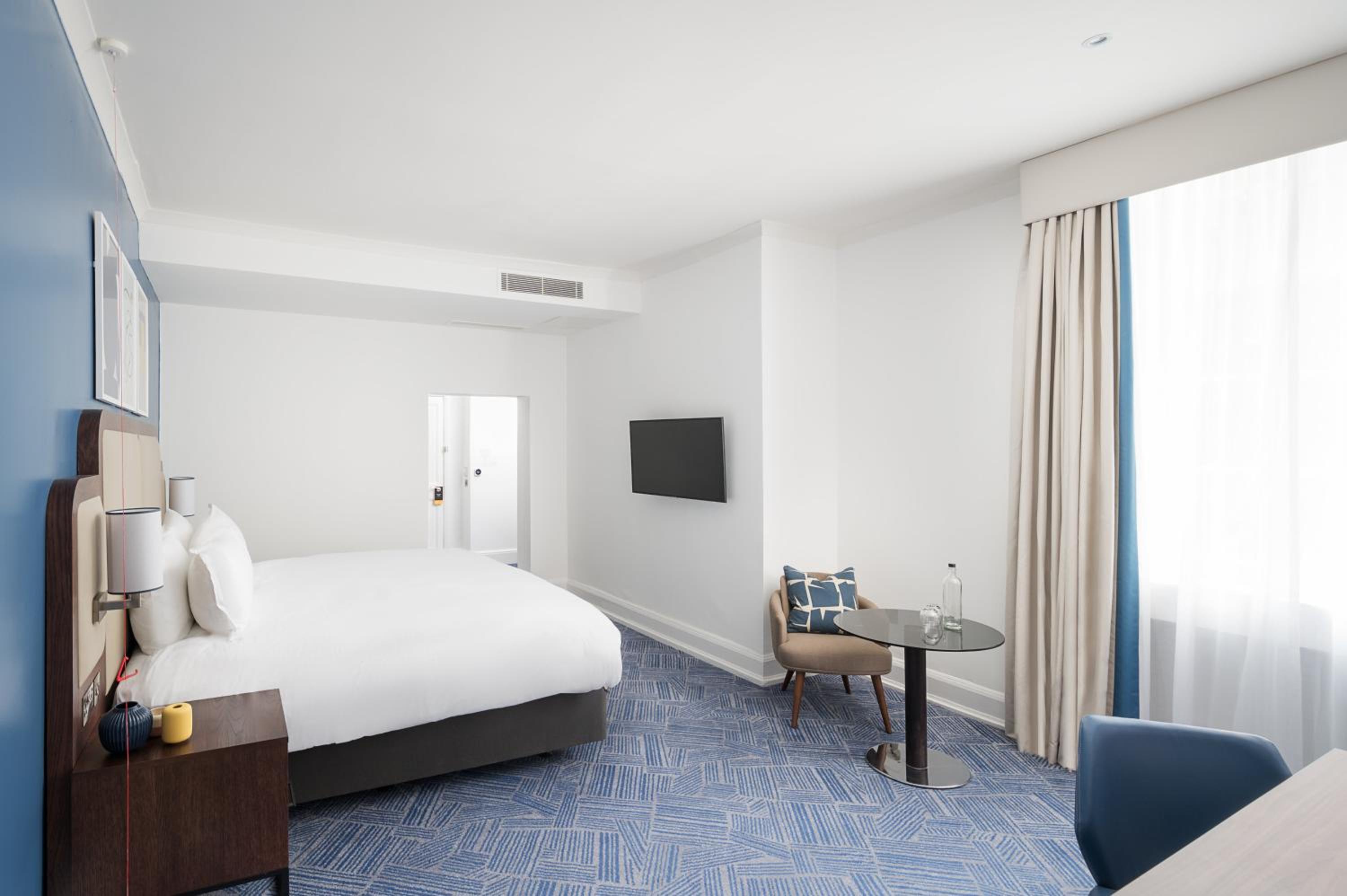 Standard King Room - Accessible - Photo 3