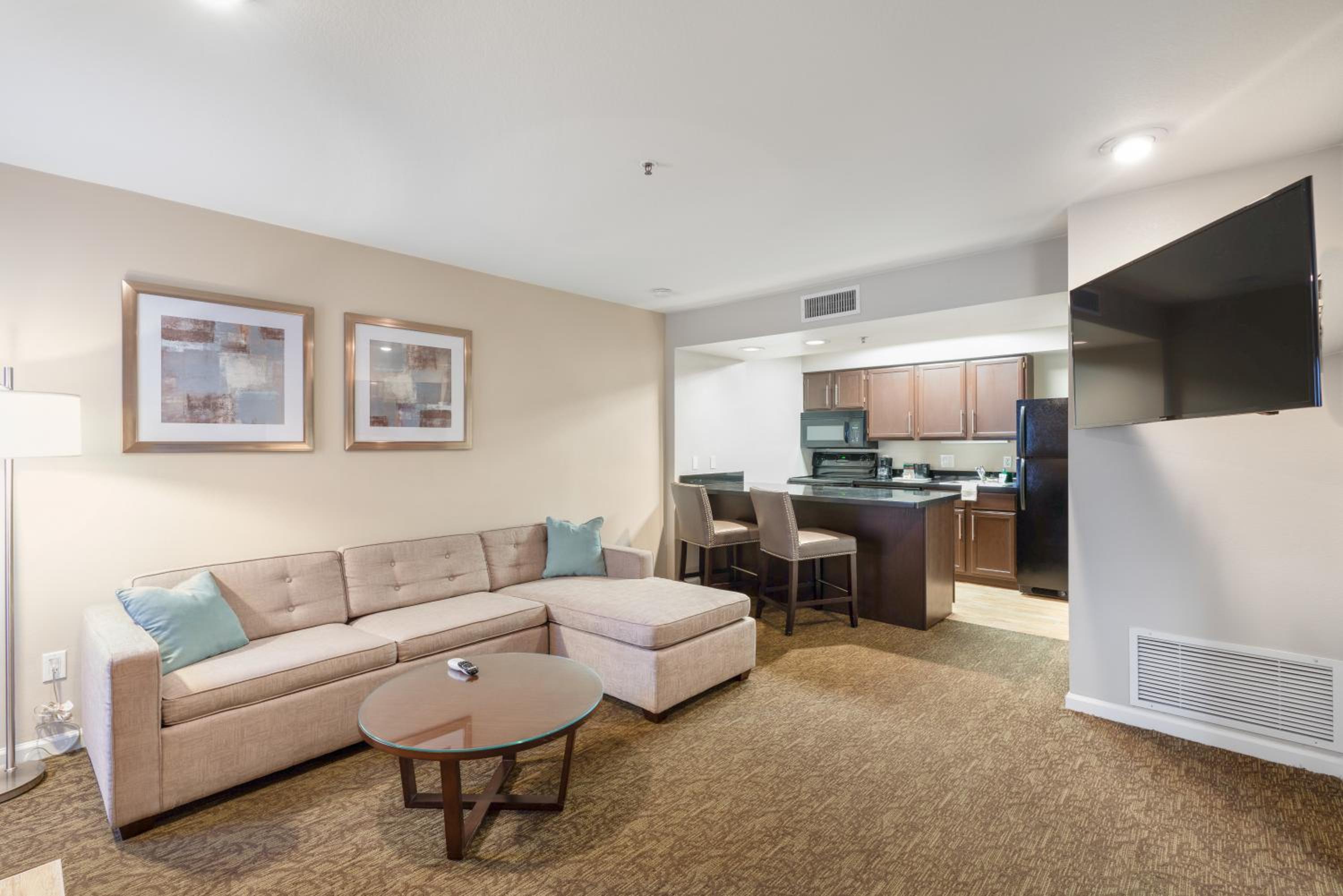 One Bedroom with 2 Full Beds - Full Kitchen - Photo 1