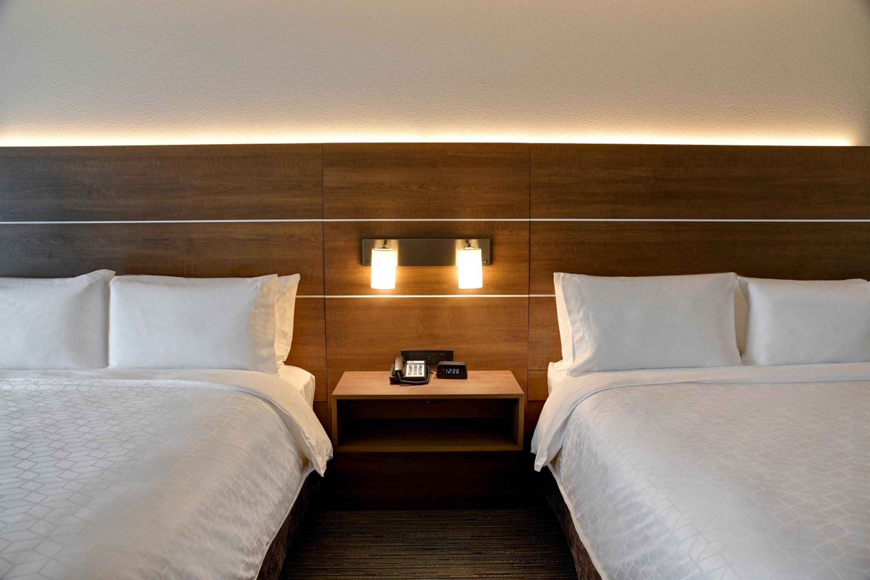 Standard Queen Room with Two Queen Beds - Photo 15