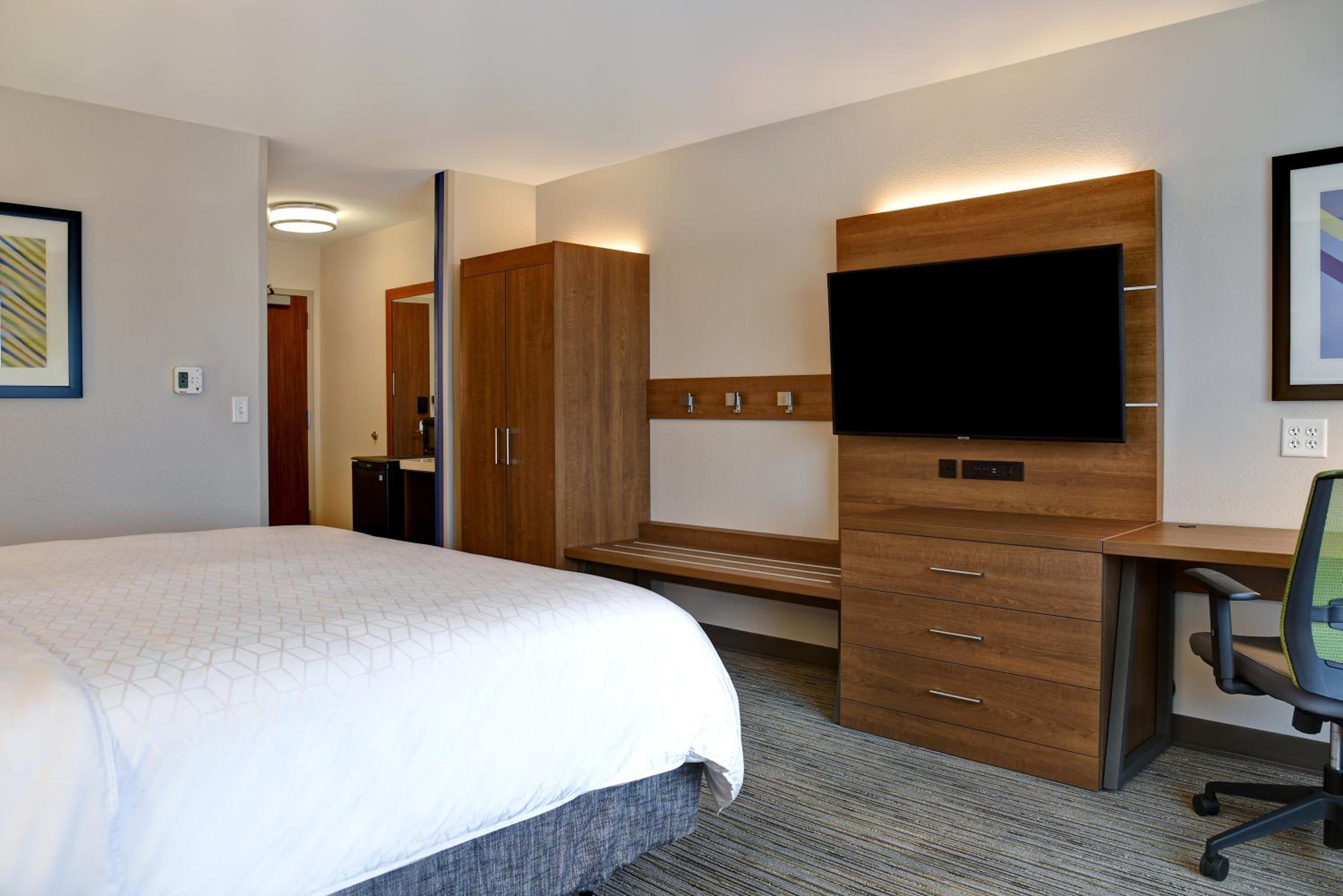 Standard King Room - Photo 9
