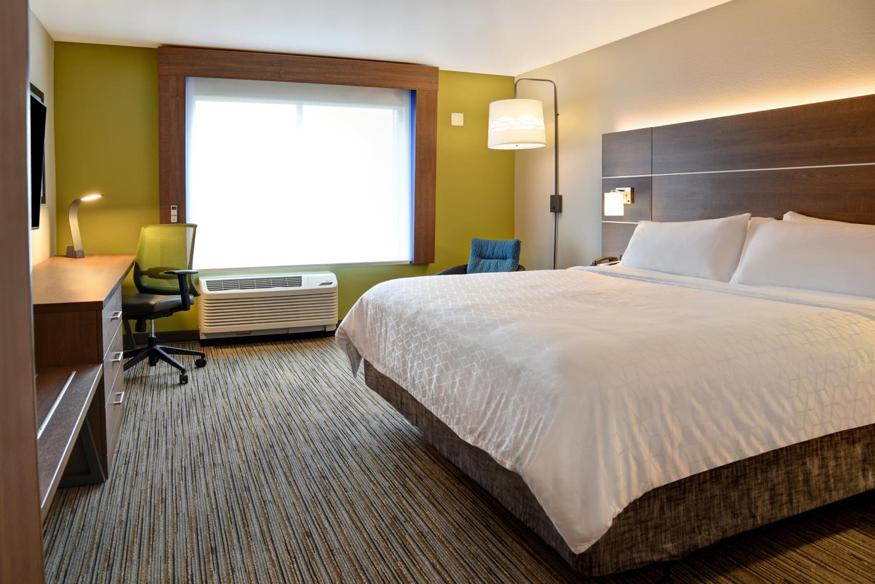 Standard King Room - Photo 12