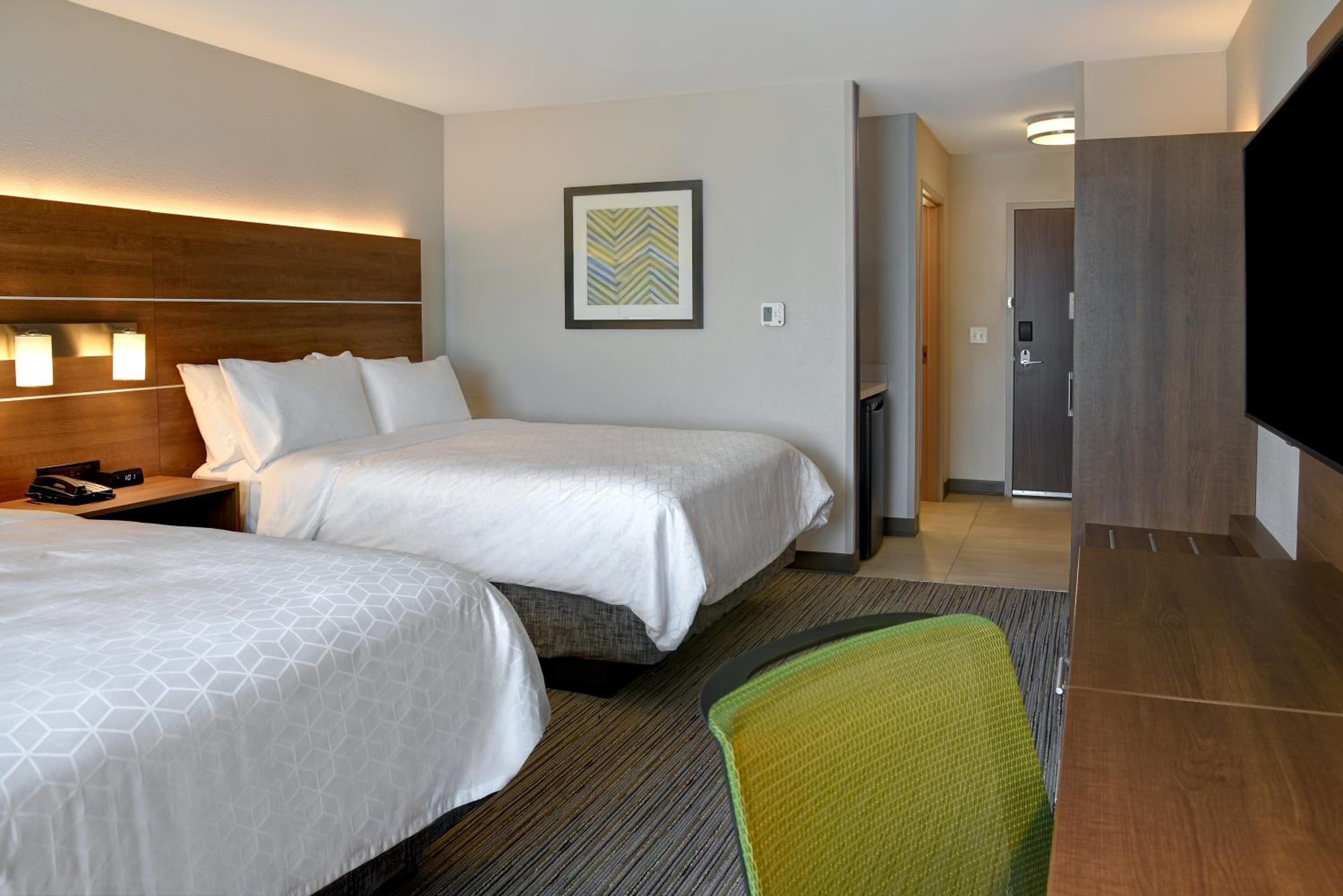 Standard Queen Room with Two Queen Beds - Photo 12
