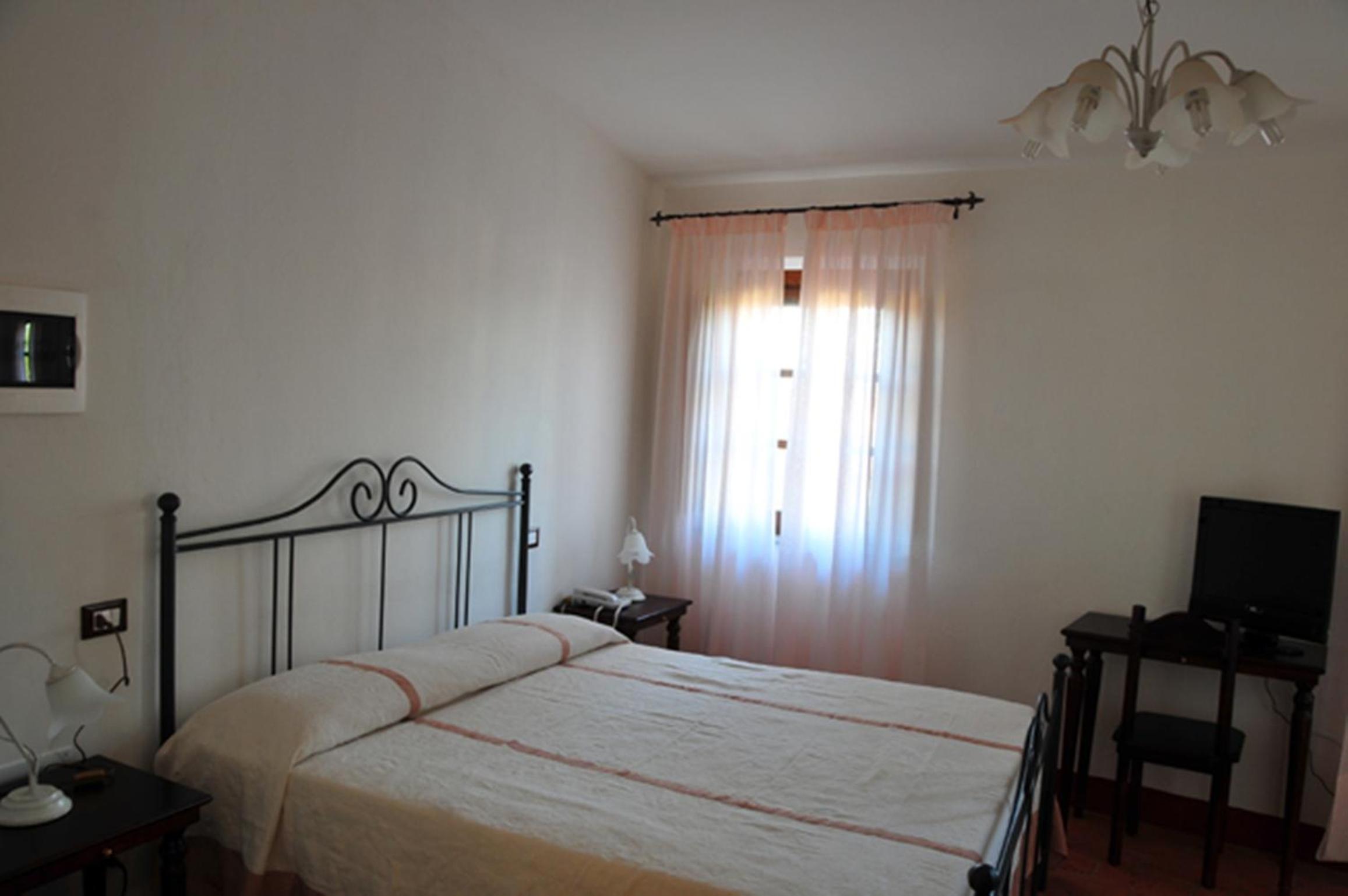 Double Room - Photo 5