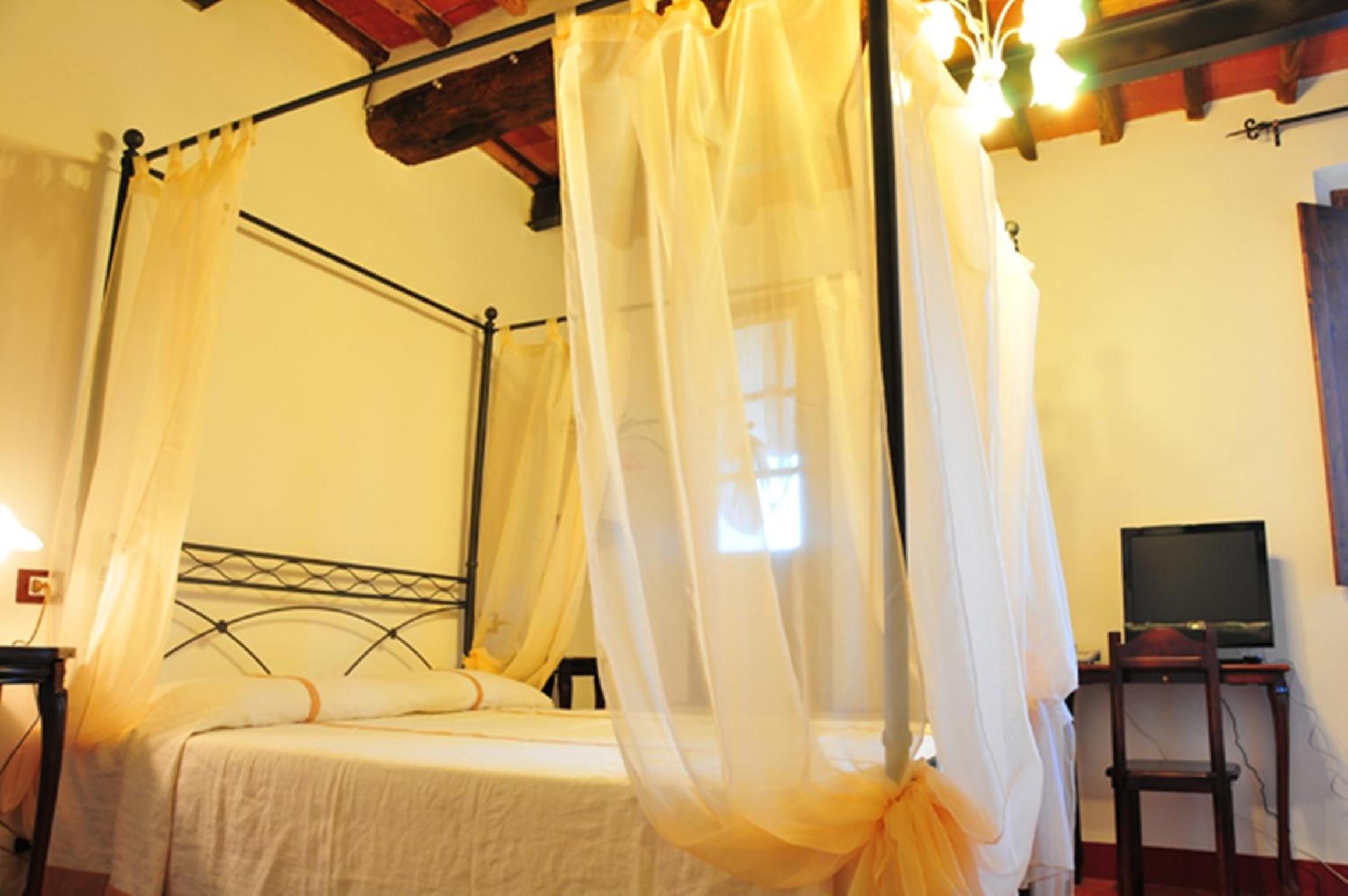 Suite with Balcony - Photo 8