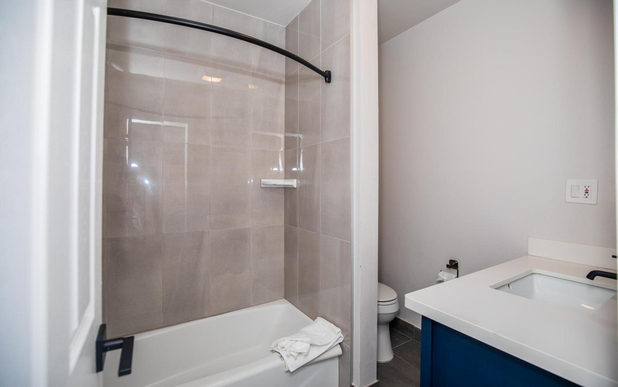 King Room - Non-Smoking - Photo 7