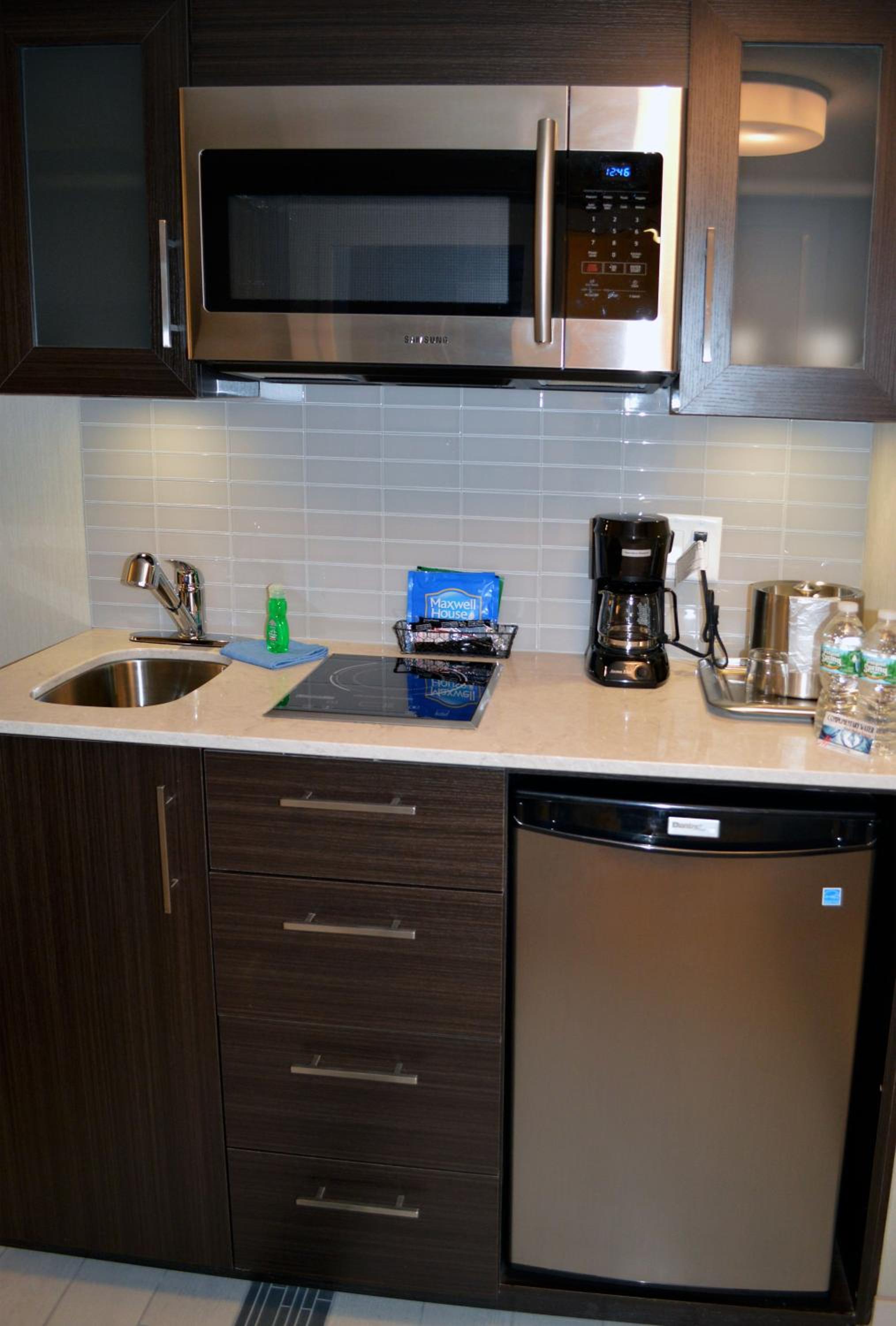 Queen Suite with Kitchen - Photo 3