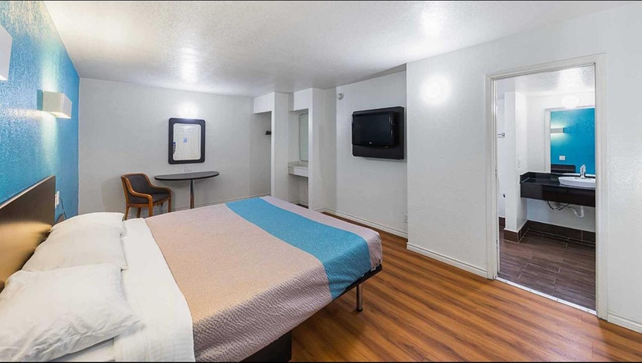 King Room - Non-Smoking - Photo 5