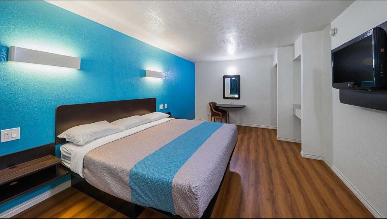 King Room - Non-Smoking - Photo 4