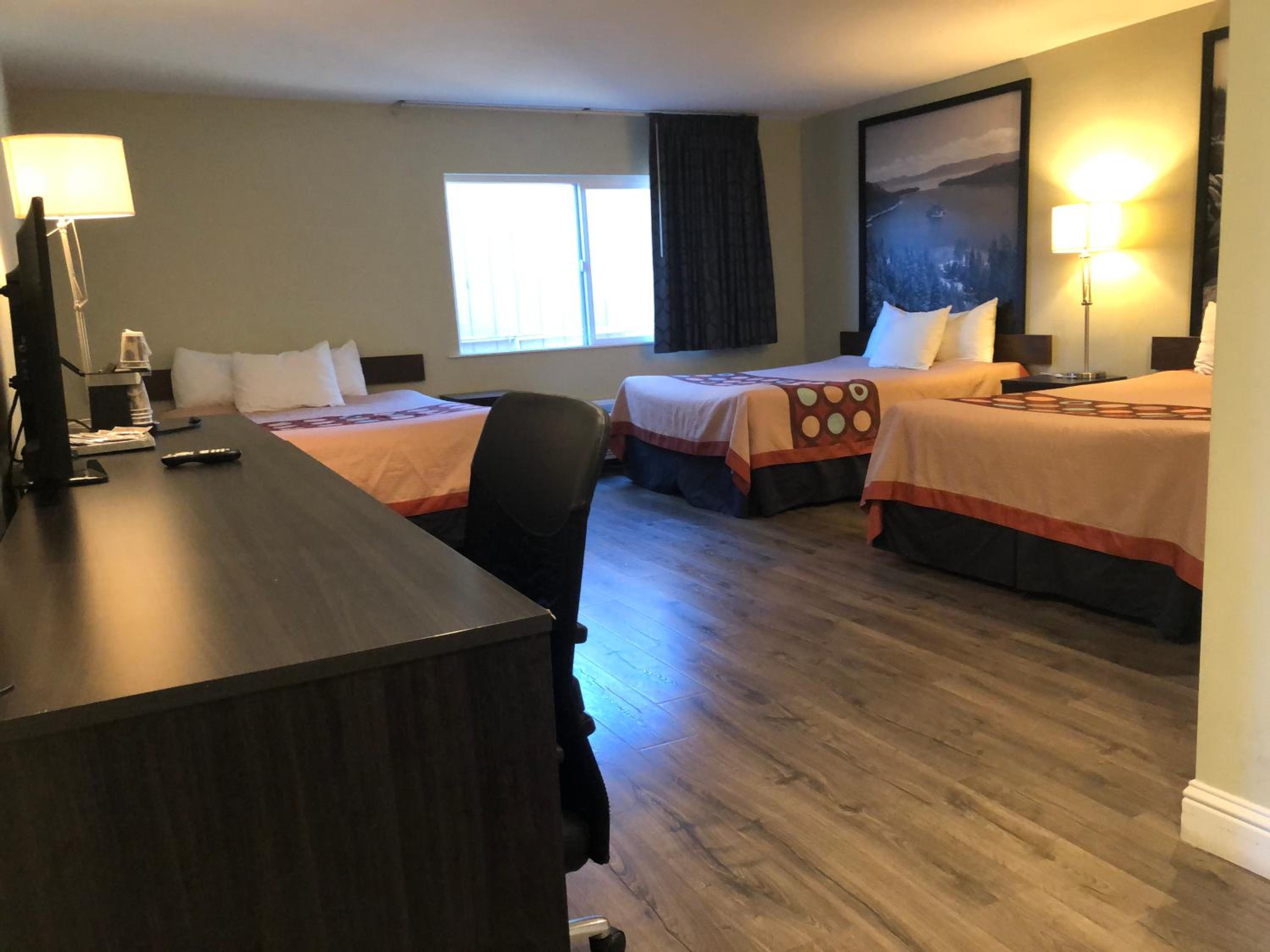 Deluxe Family Room with 3 Queen Beds