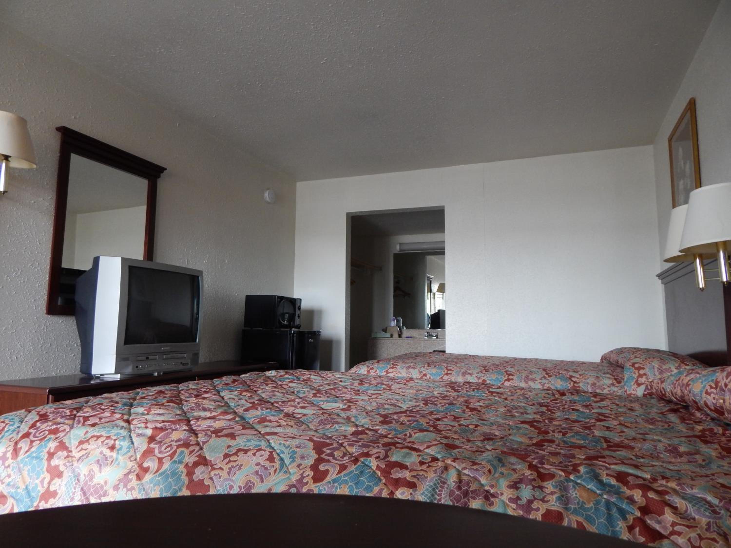 Double Room with Two Double Beds - Smoking photo 2