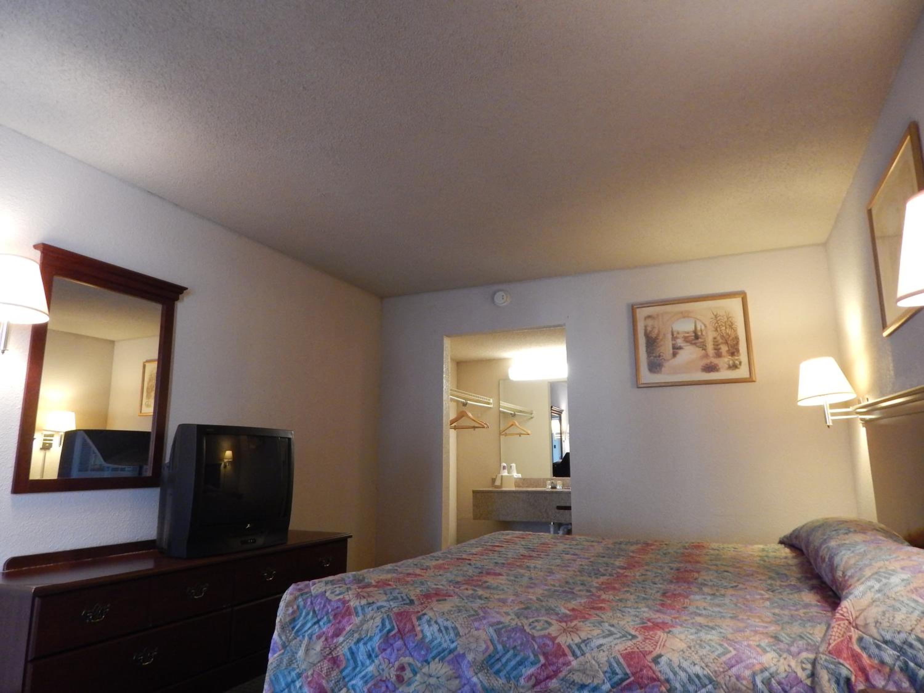 Standard King Room - Smoking photo 3
