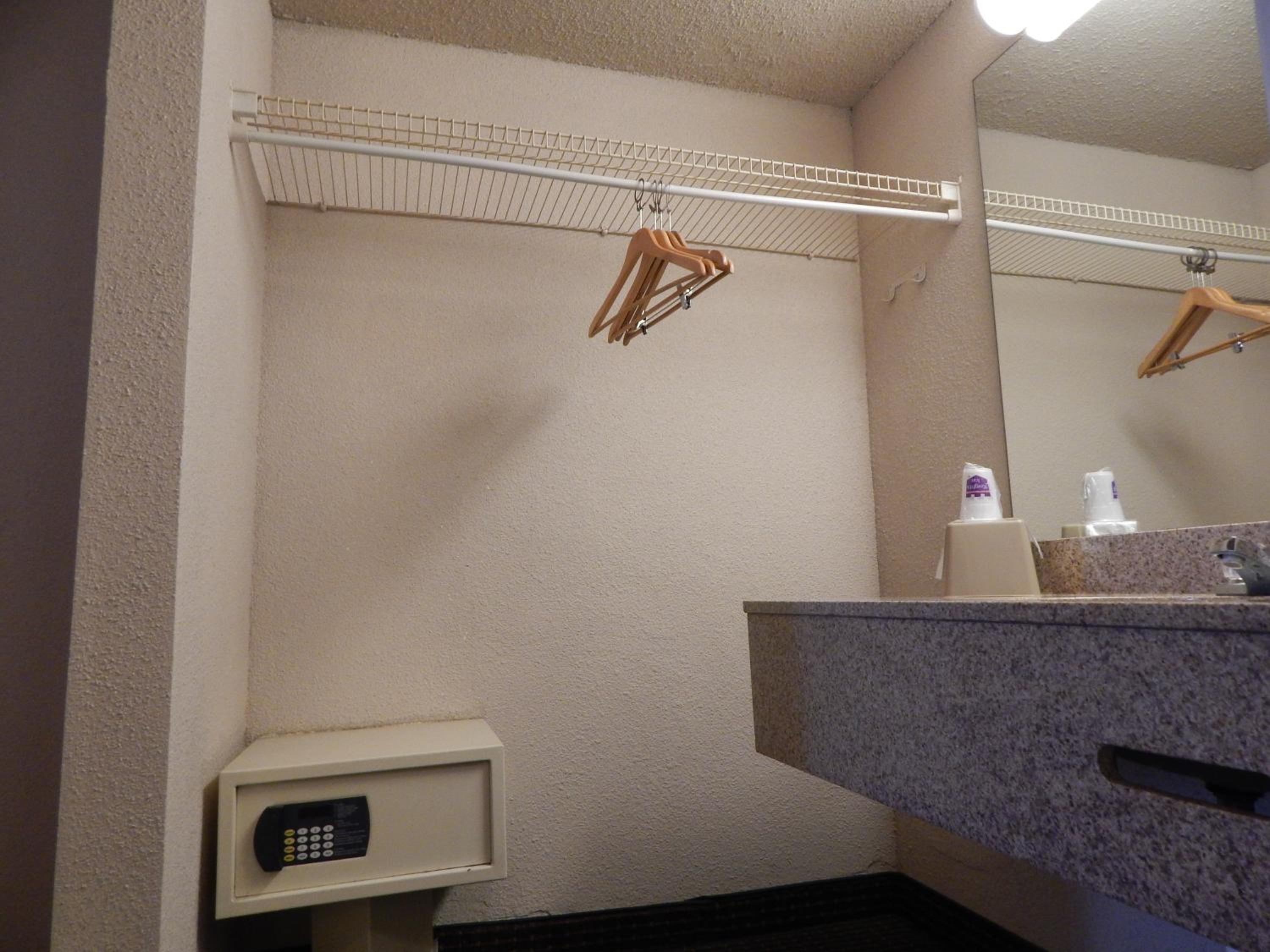 Double Room with Two Double Beds - Smoking photo 3