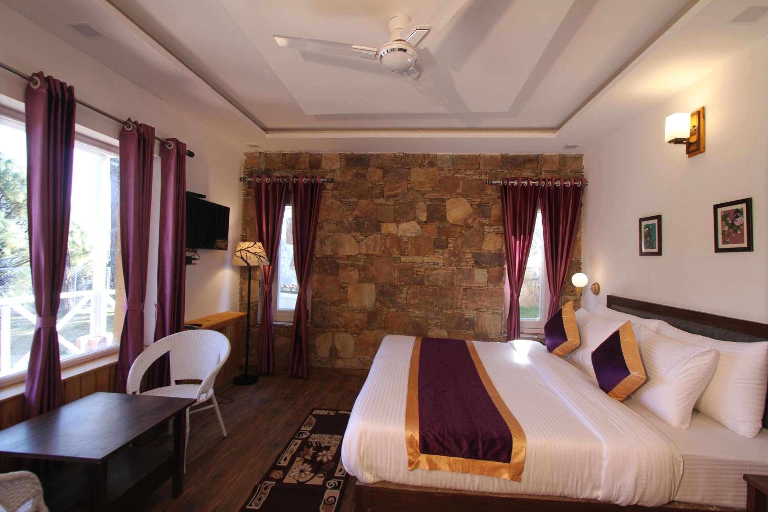 Deluxe Double Room with Balcony - Photo 5