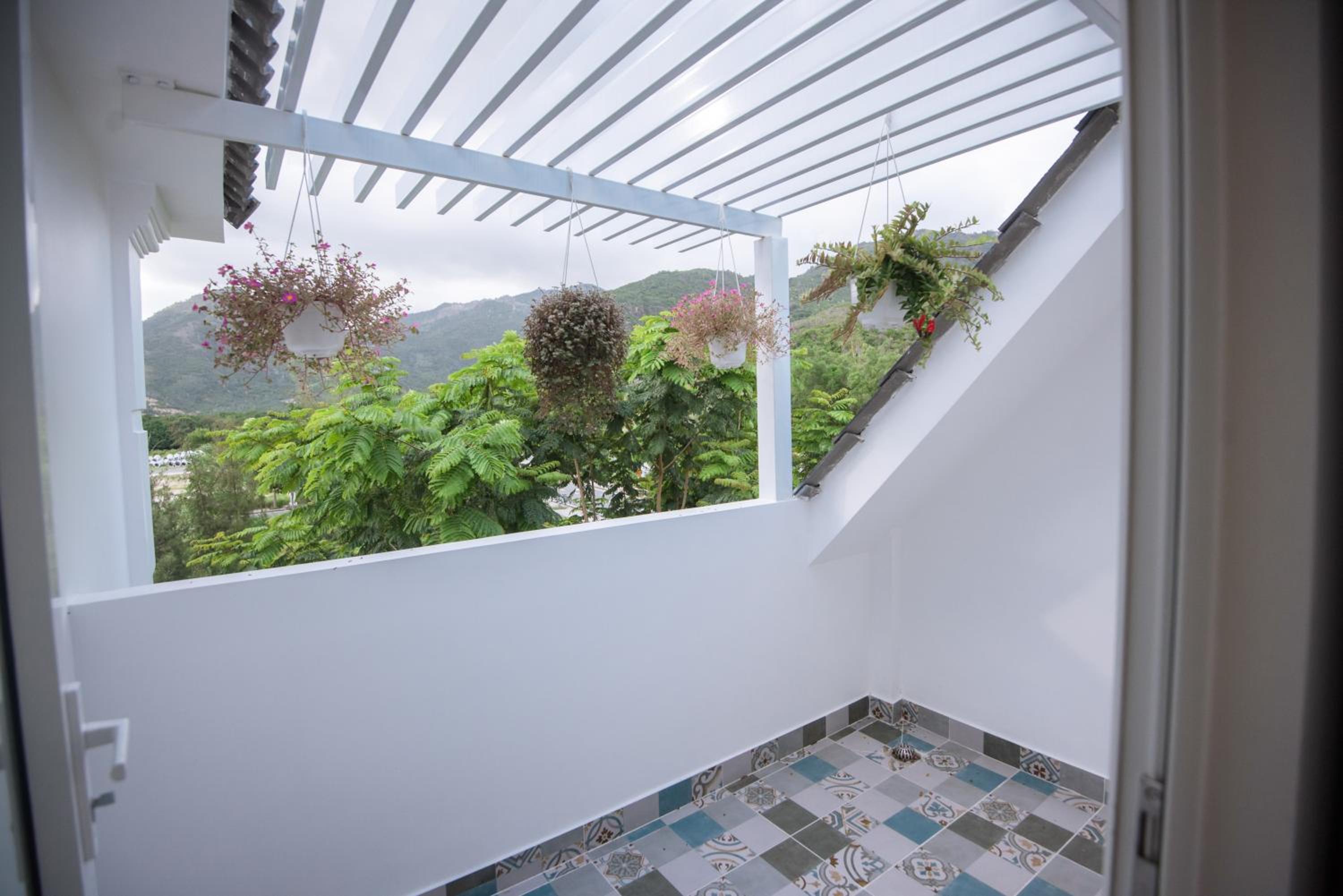 King Room with Balcony - Photo 14