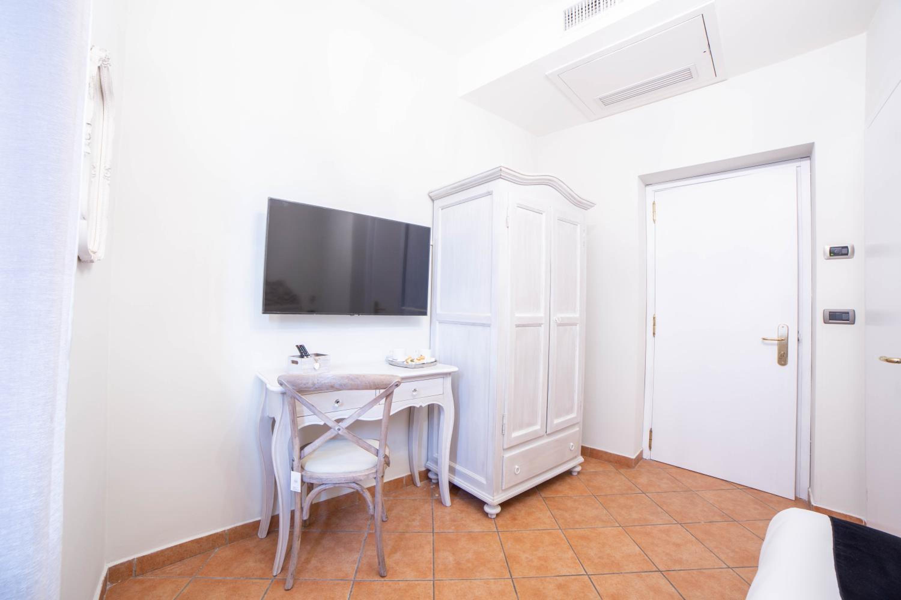 Budget Double Room photo 2