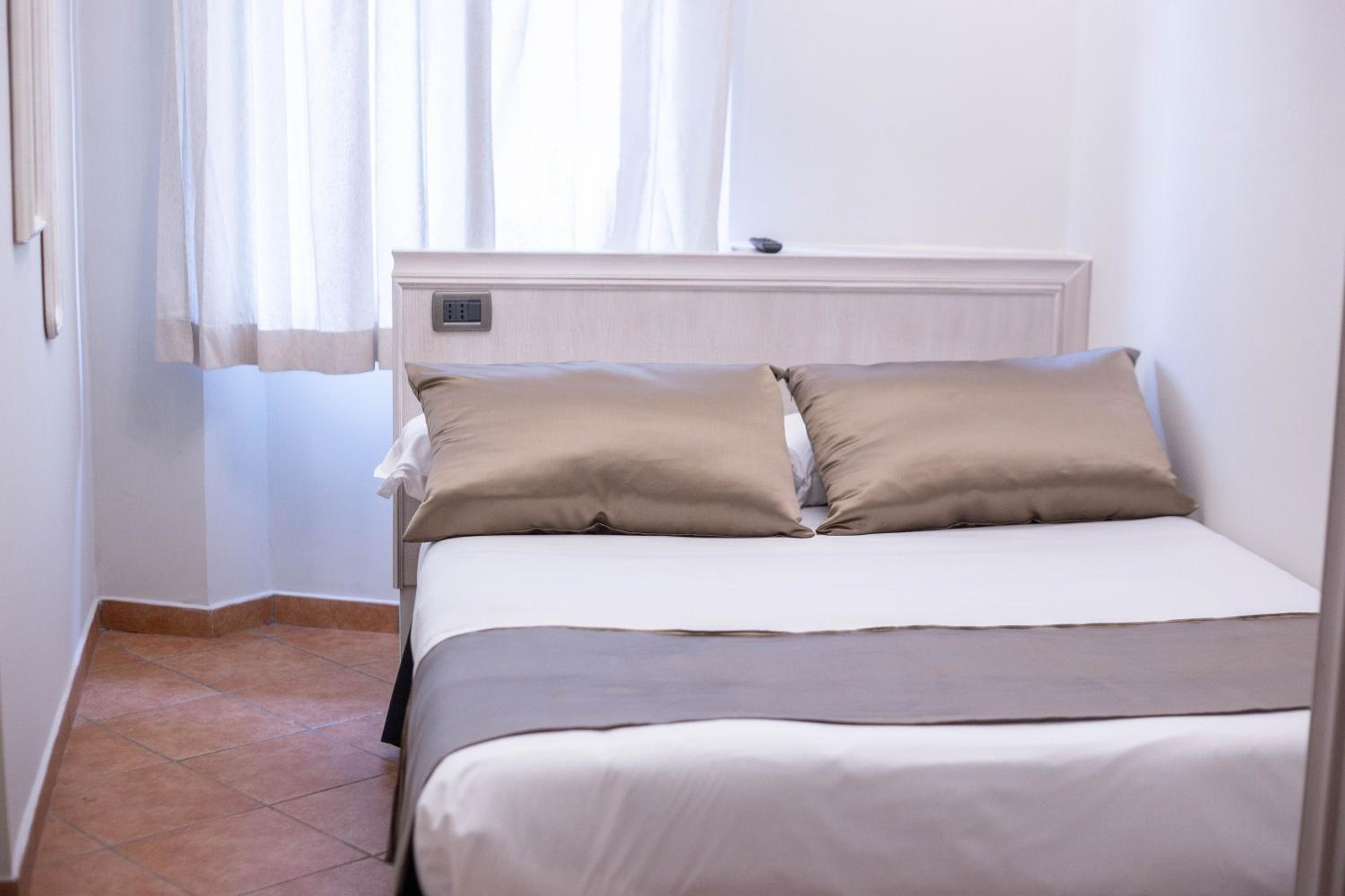 Economy Double Room photo 3