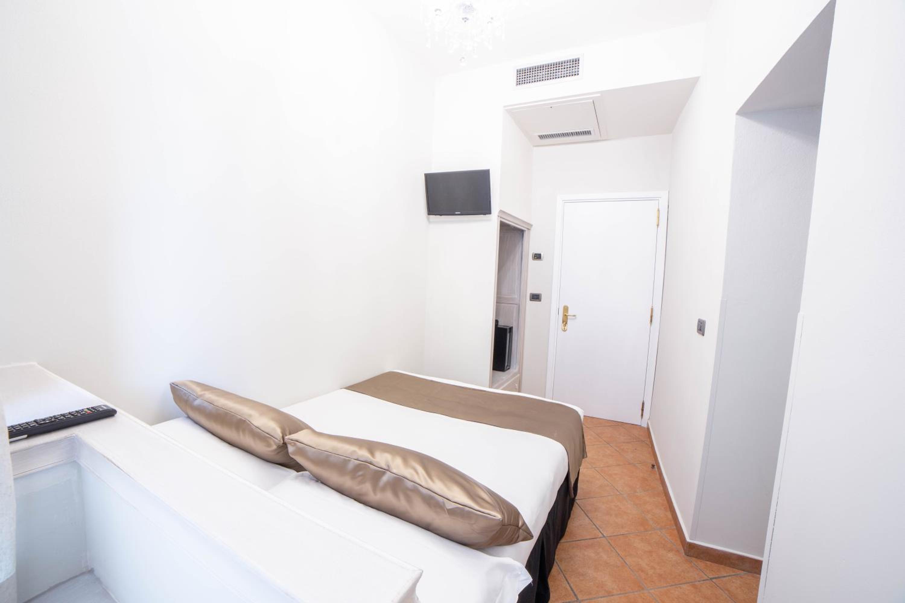 Economy Double Room photo 1