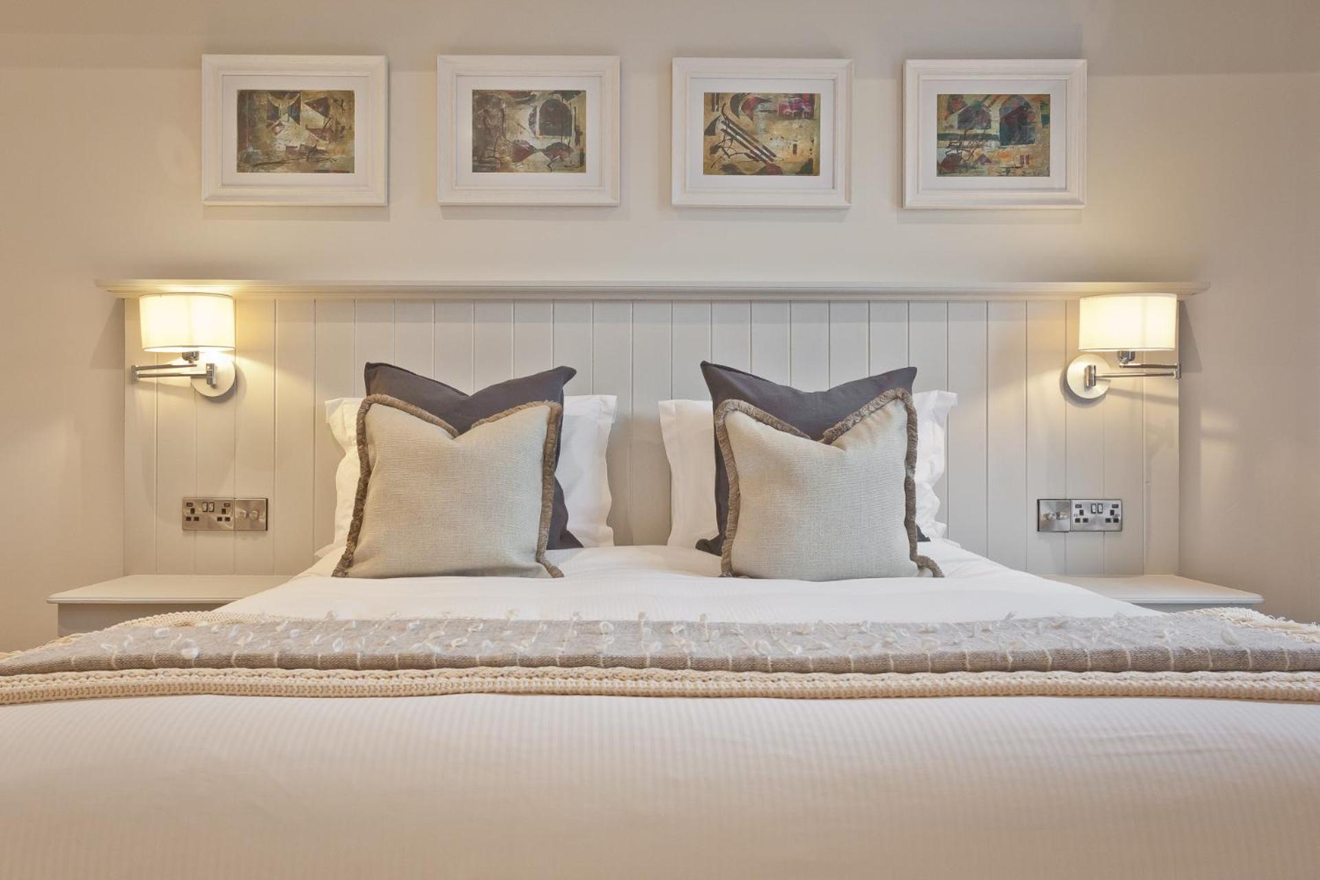 Deluxe King Room - Photo 2