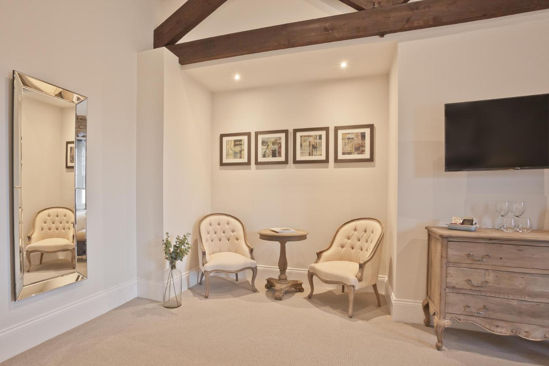 Superior King Room - Photo 12