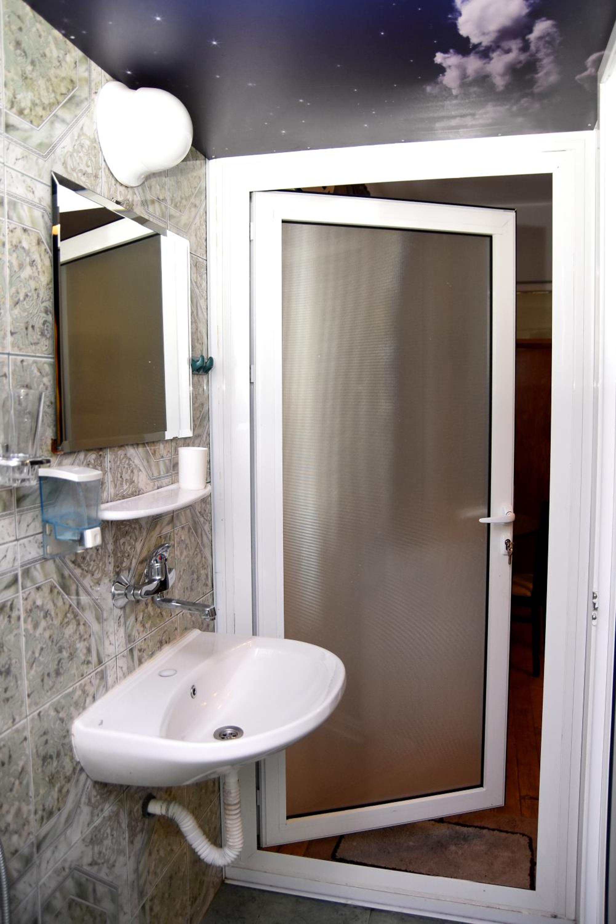 Deluxe Double Room with Private Bathroom - Photo 7