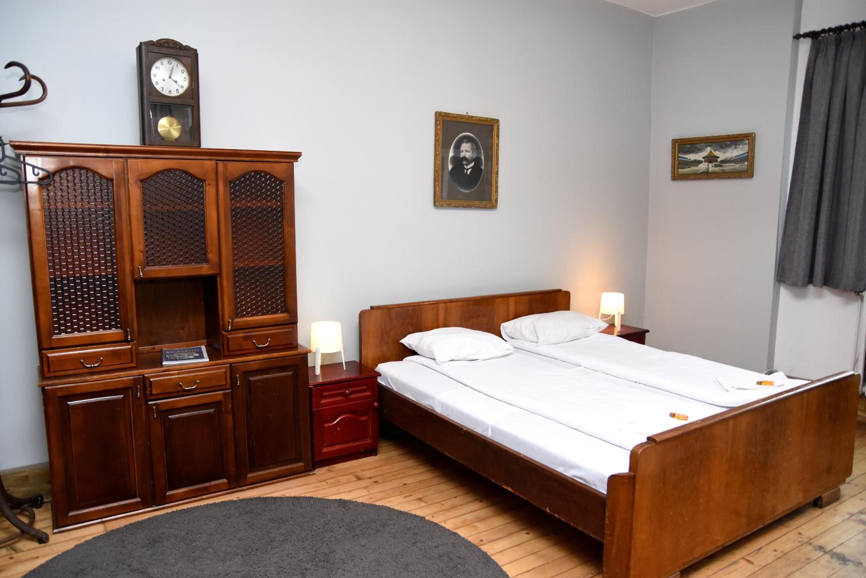 Deluxe King Room - Photo 13