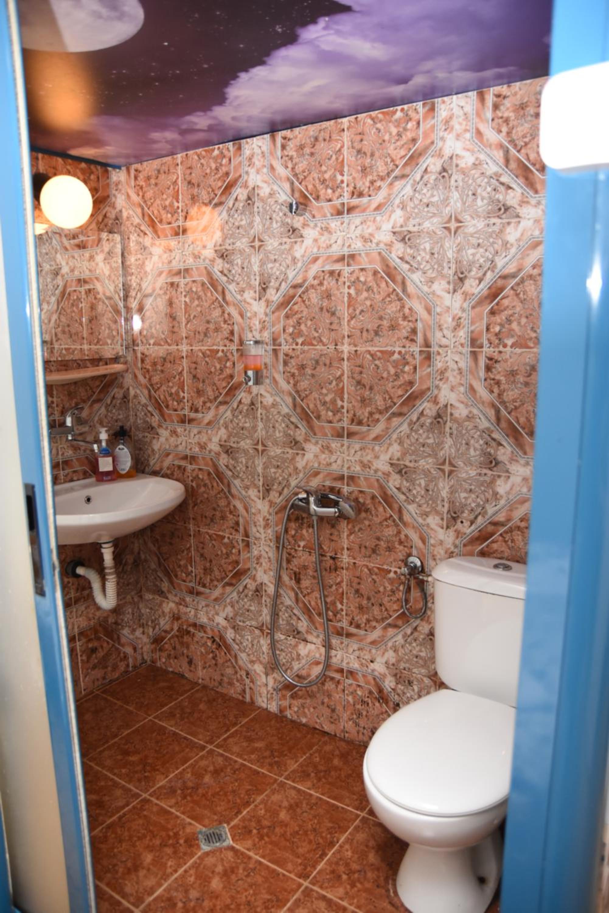 Deluxe Double Room with Private Bathroom - Photo 8