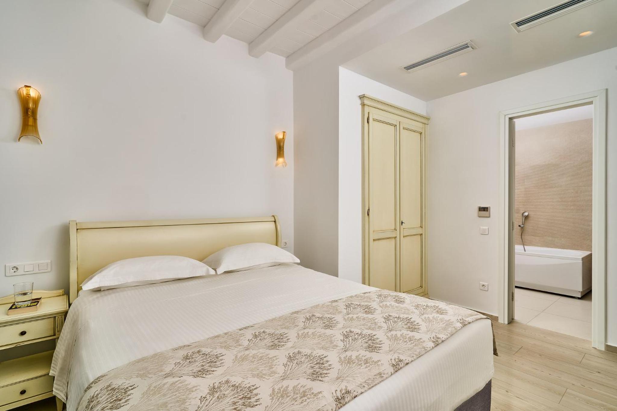 Three Bedroom Villa with Sea View - Photo 1