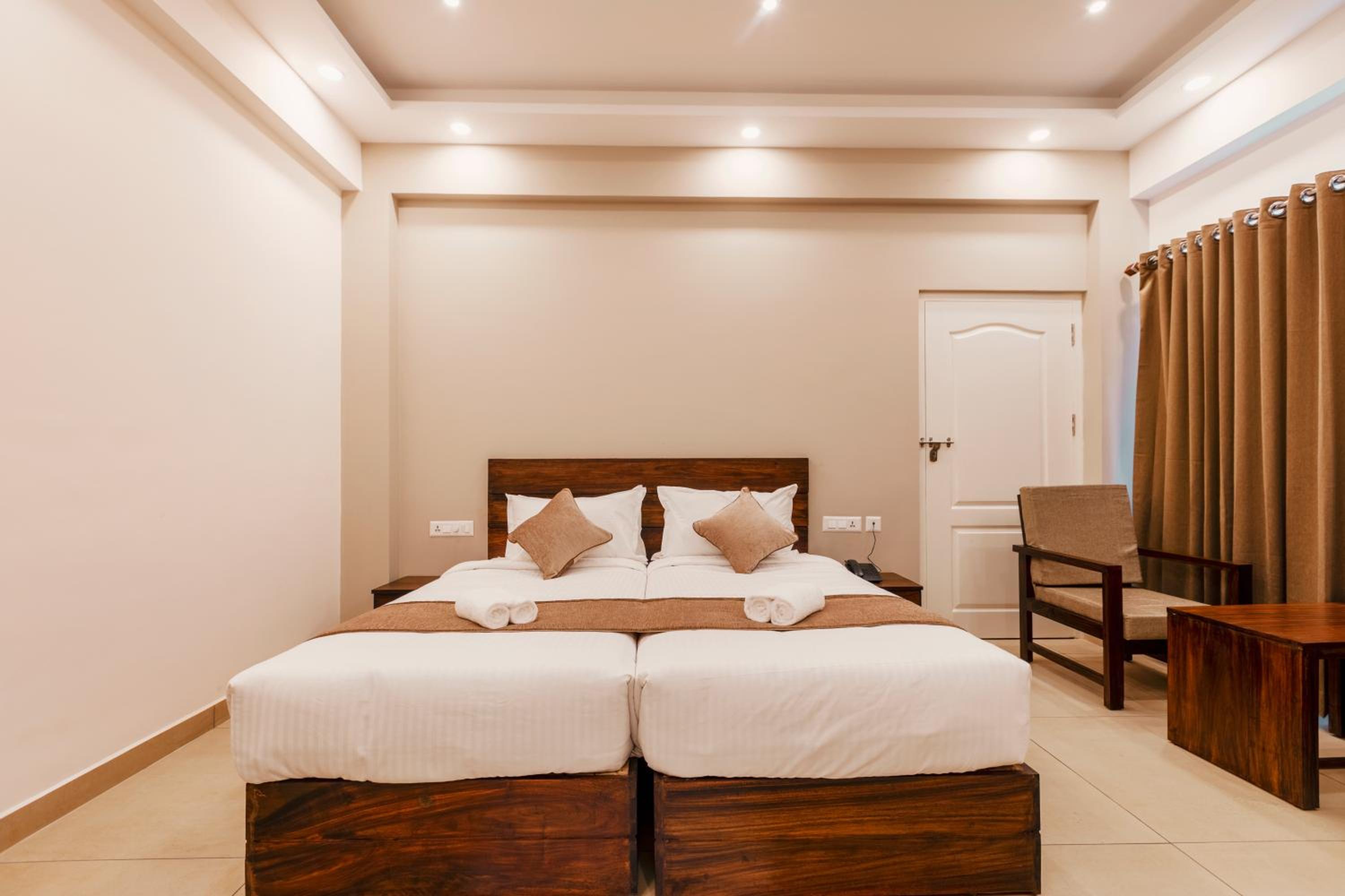 Deluxe Double Room with Balcony - Photo 8