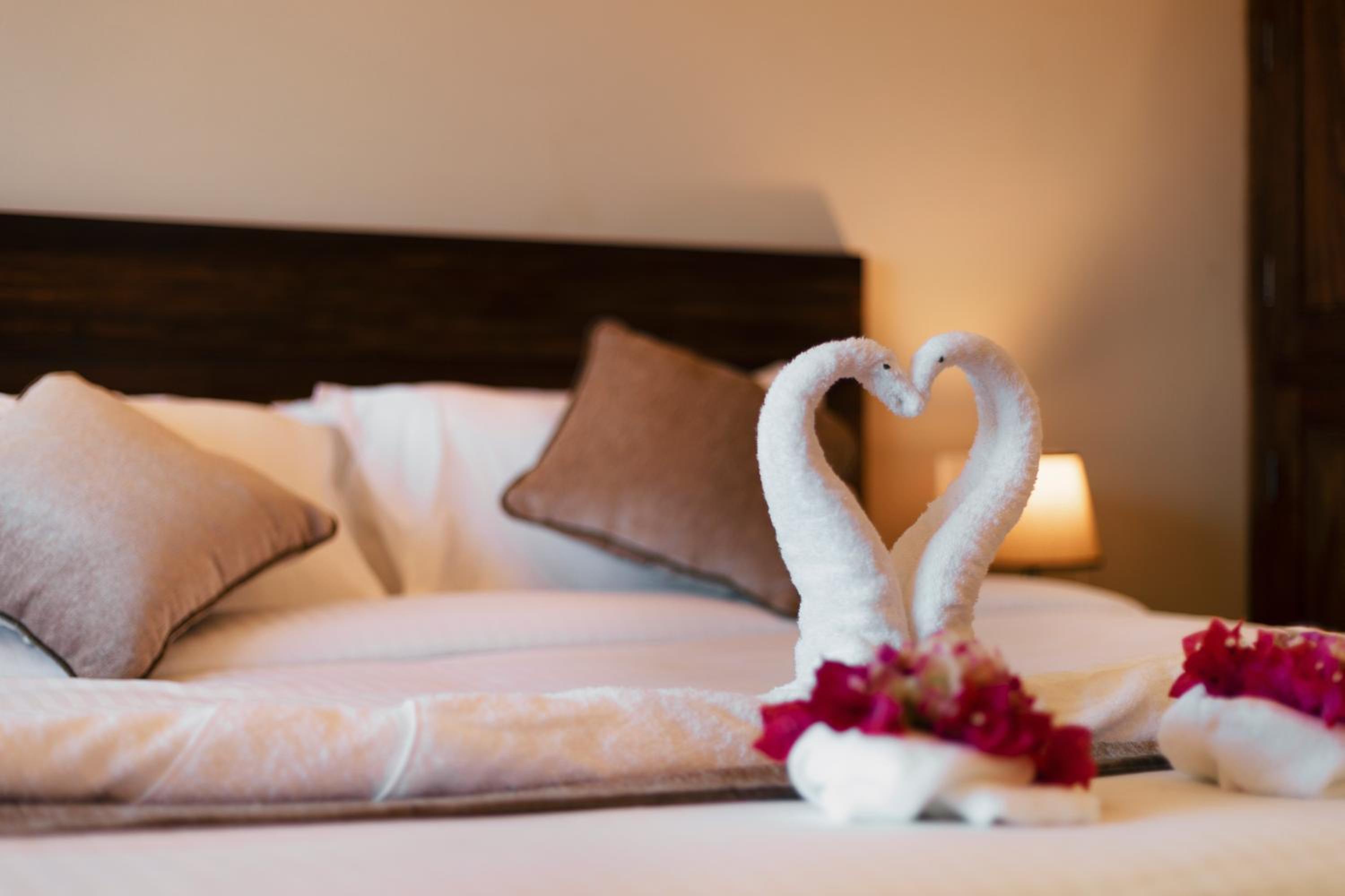 Deluxe Double Room with Balcony - Photo 4