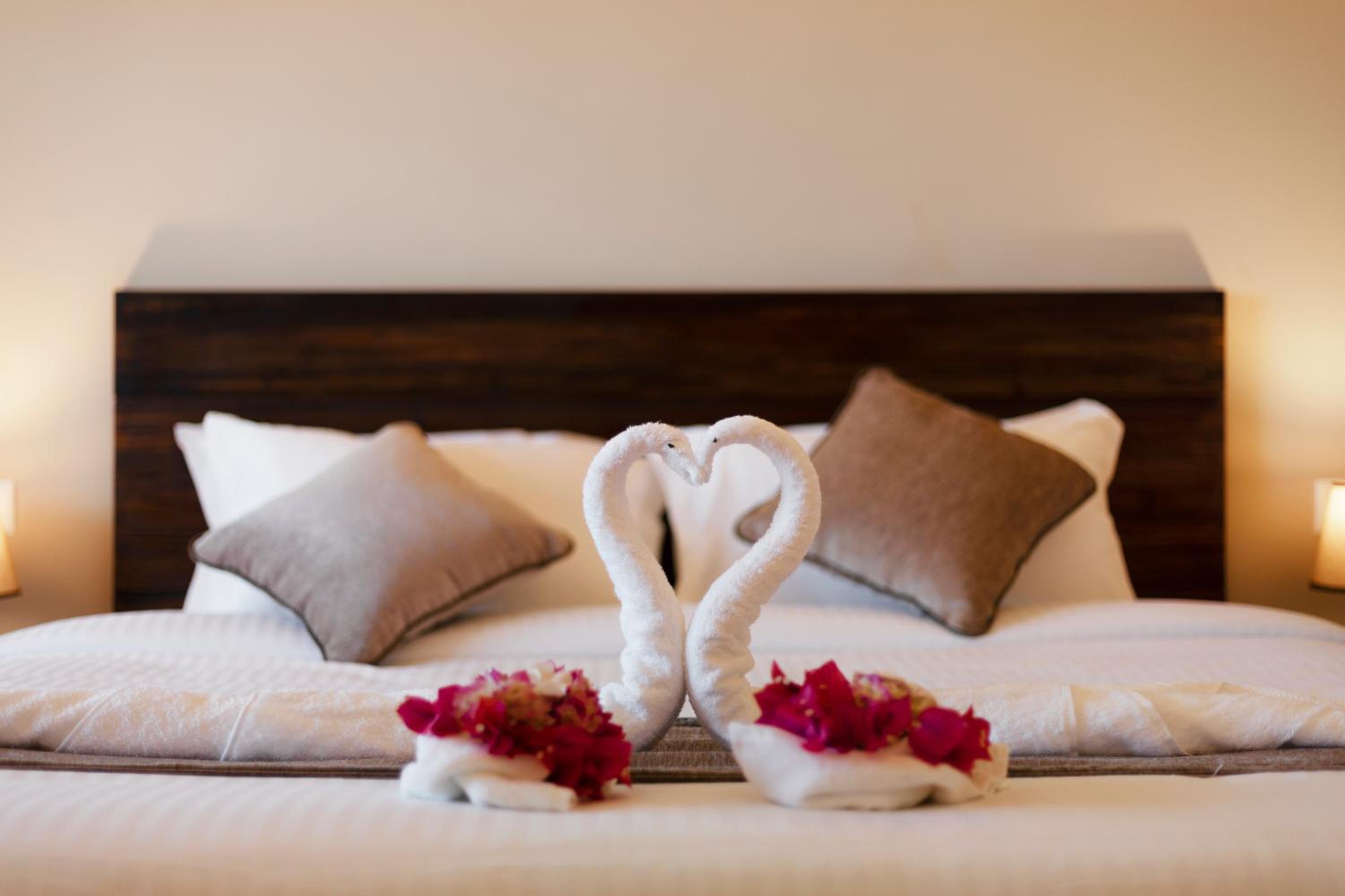 Deluxe Double Room with Balcony - Photo 9