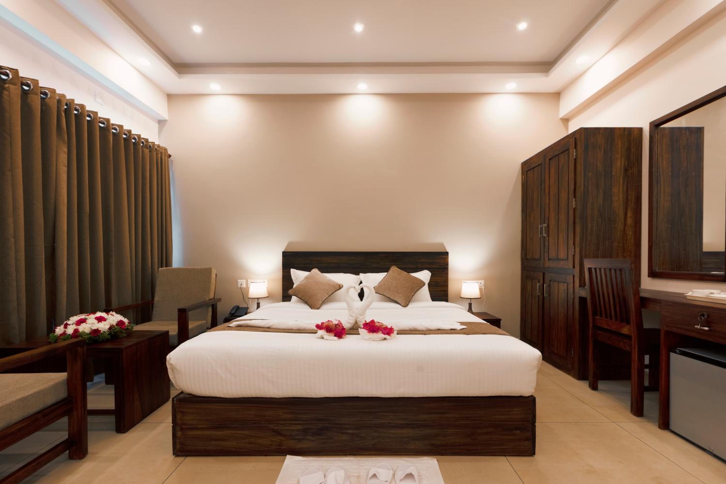 Deluxe Double Room with Balcony - Photo 2