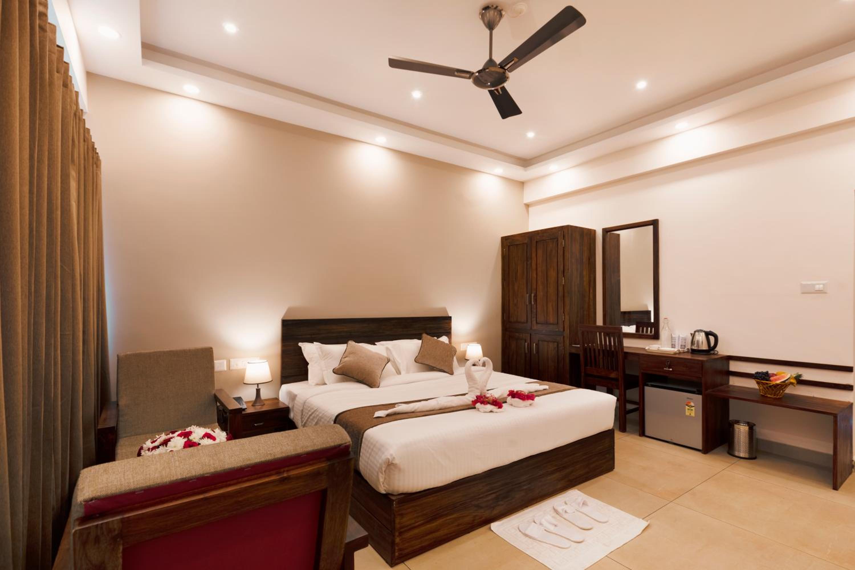 Deluxe Double Room with Balcony - Photo 7