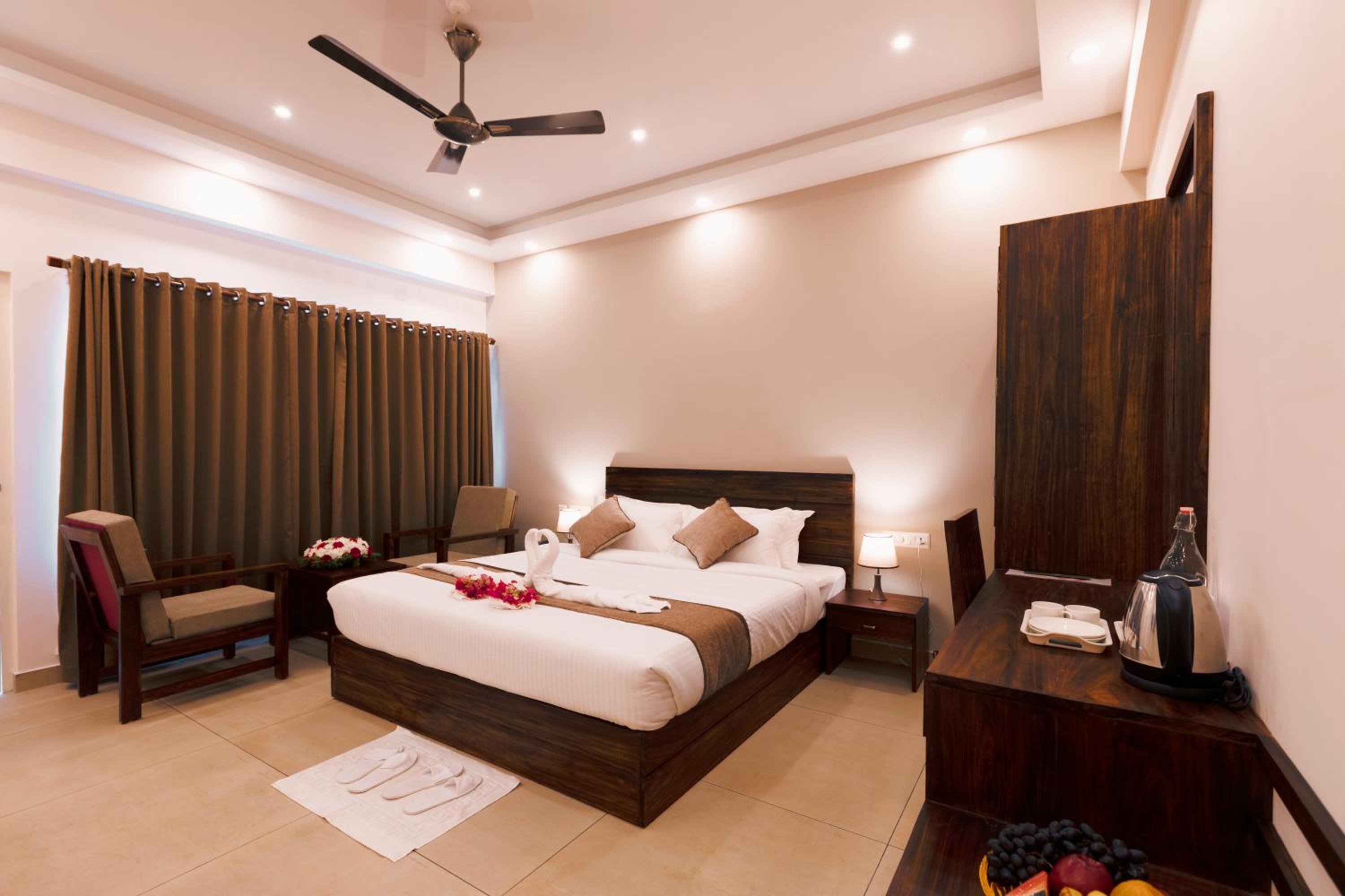 Deluxe Double Room with Balcony - Photo 15